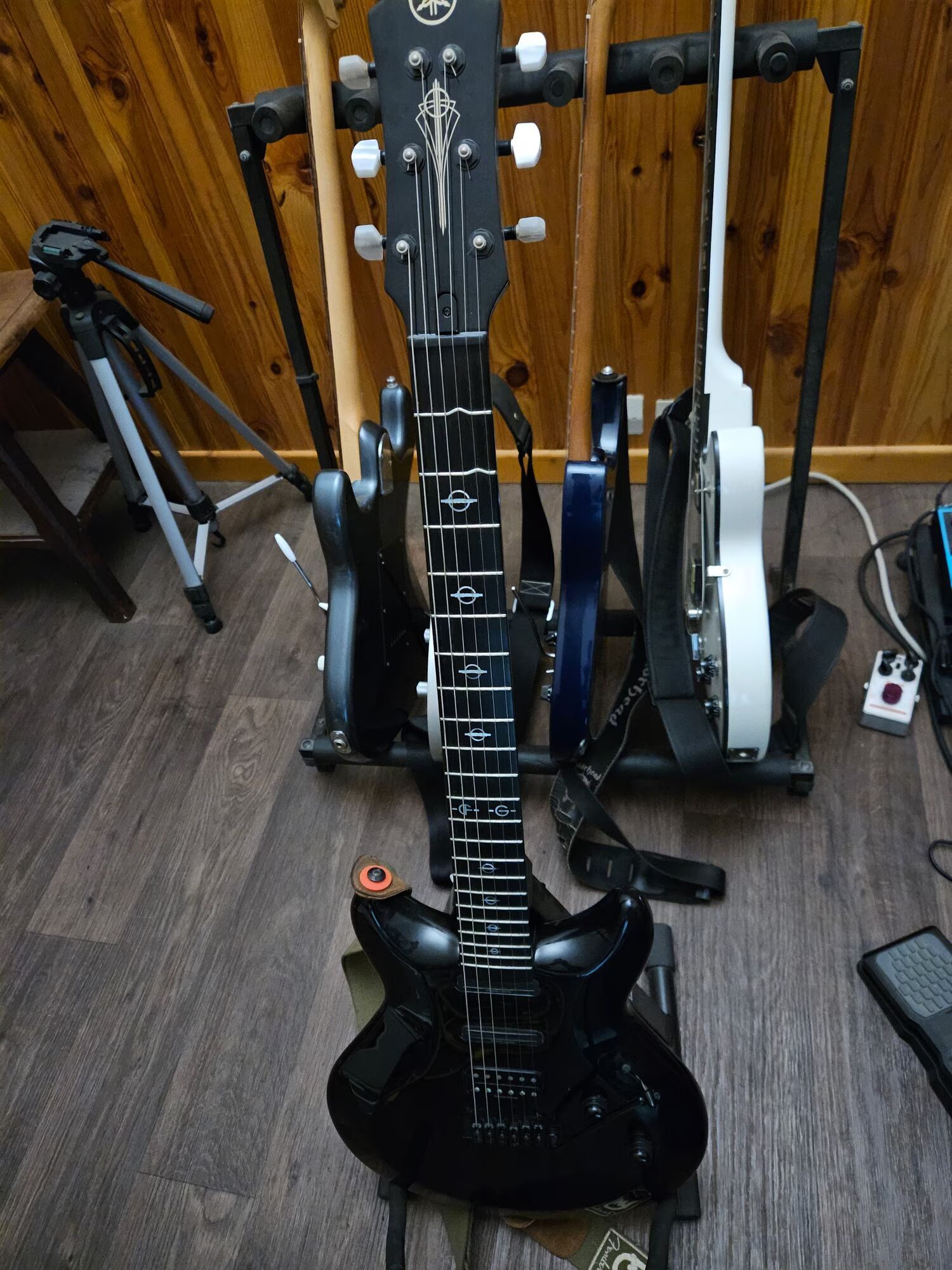 Vends une Yamaha AES Frank Gambale noire
