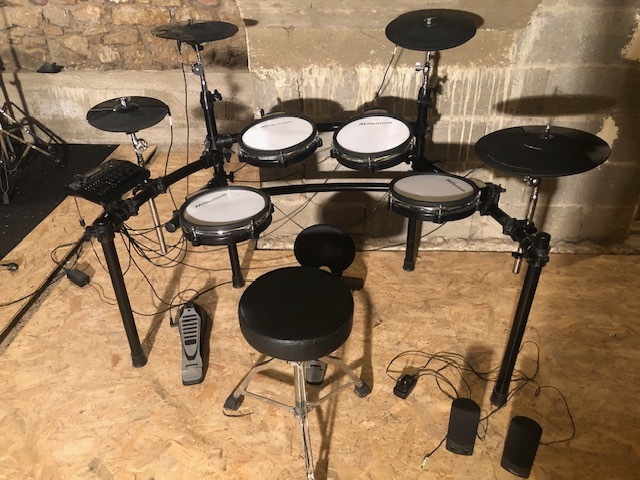 Vends une batterie électronique Millenium MPS-750 Mesh set