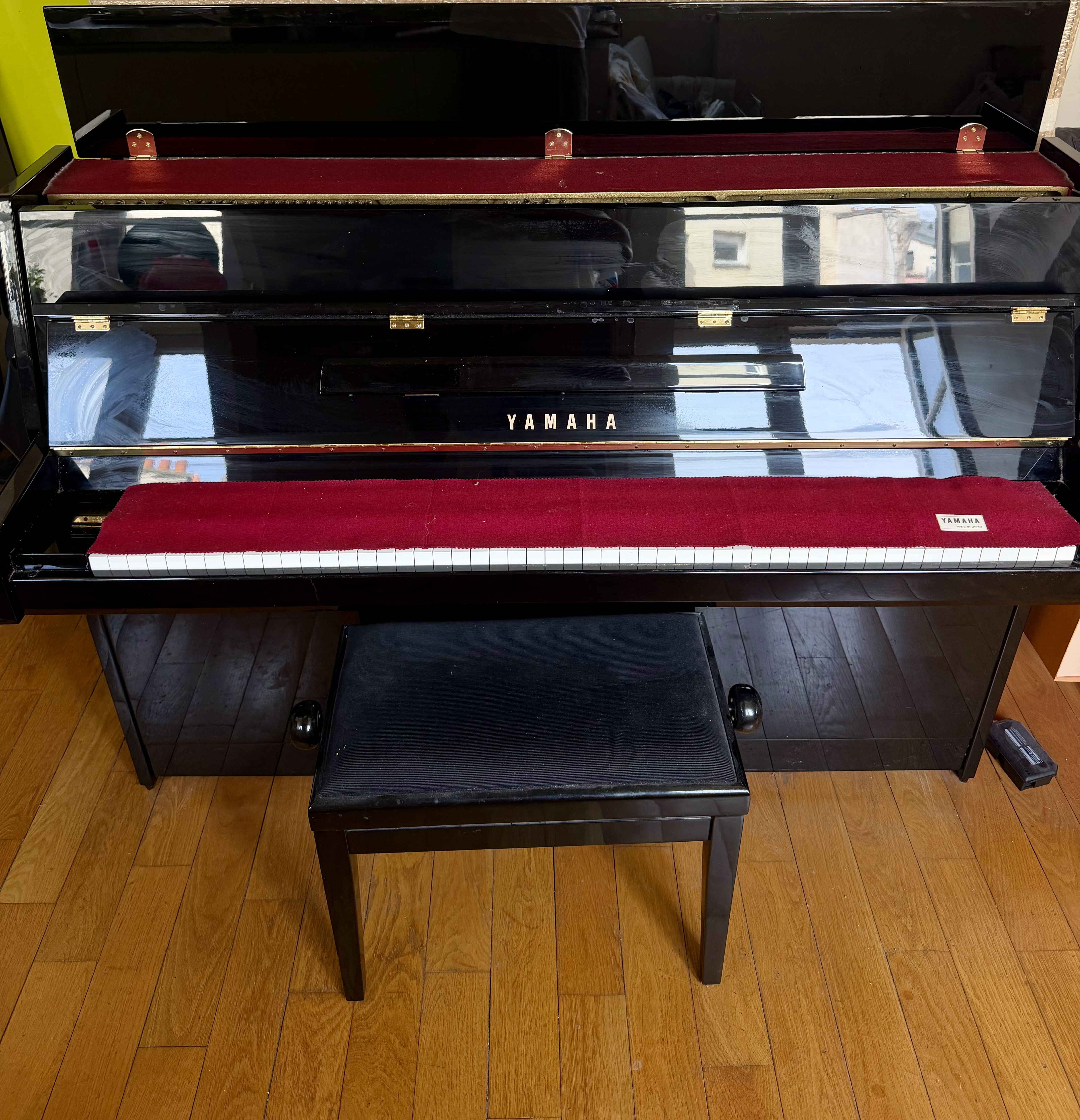 Piano droit acoustique Yamaha b1 PE noir brillant avec banquette