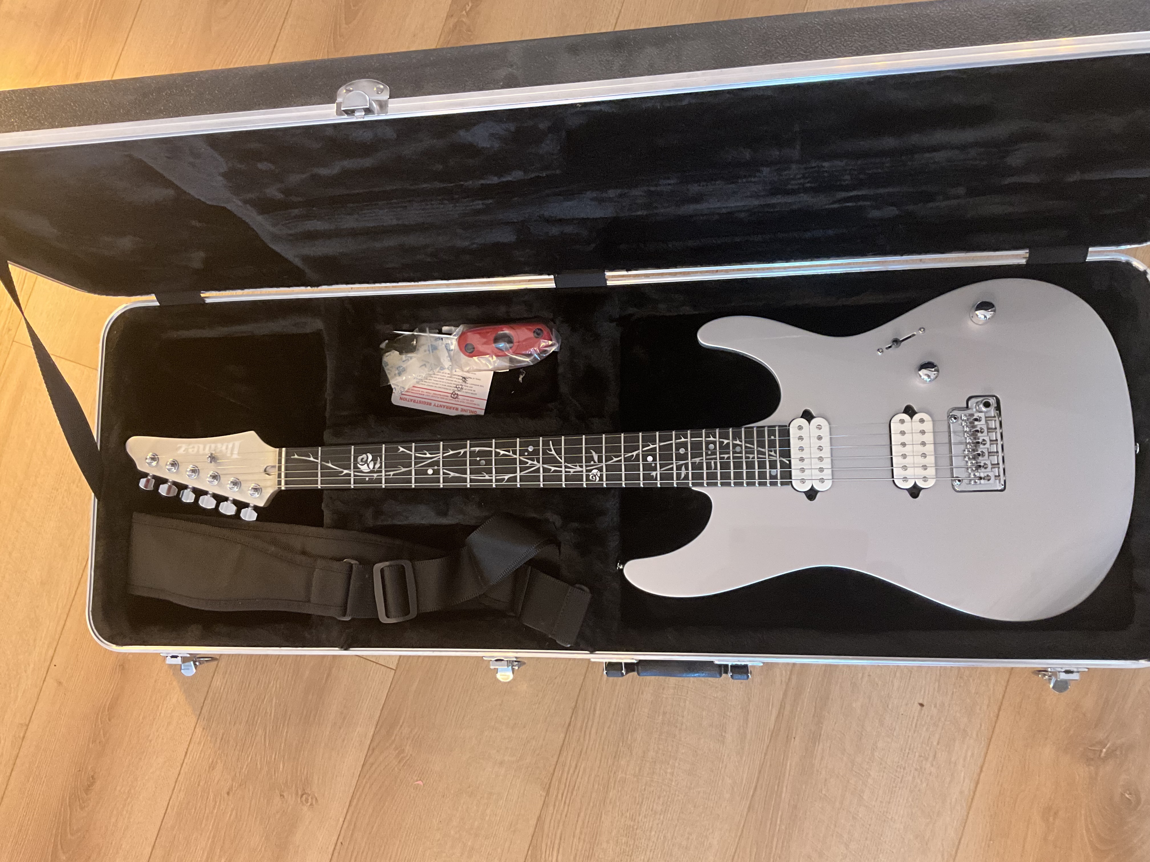 Ibanez TOD10 Tim Henson Signature (Modèle Classic Silver)