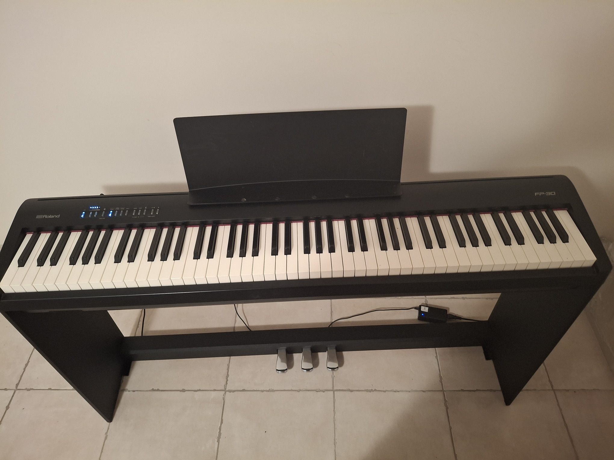 Vends piano numérique Roland FP30, avec stand et pédalier