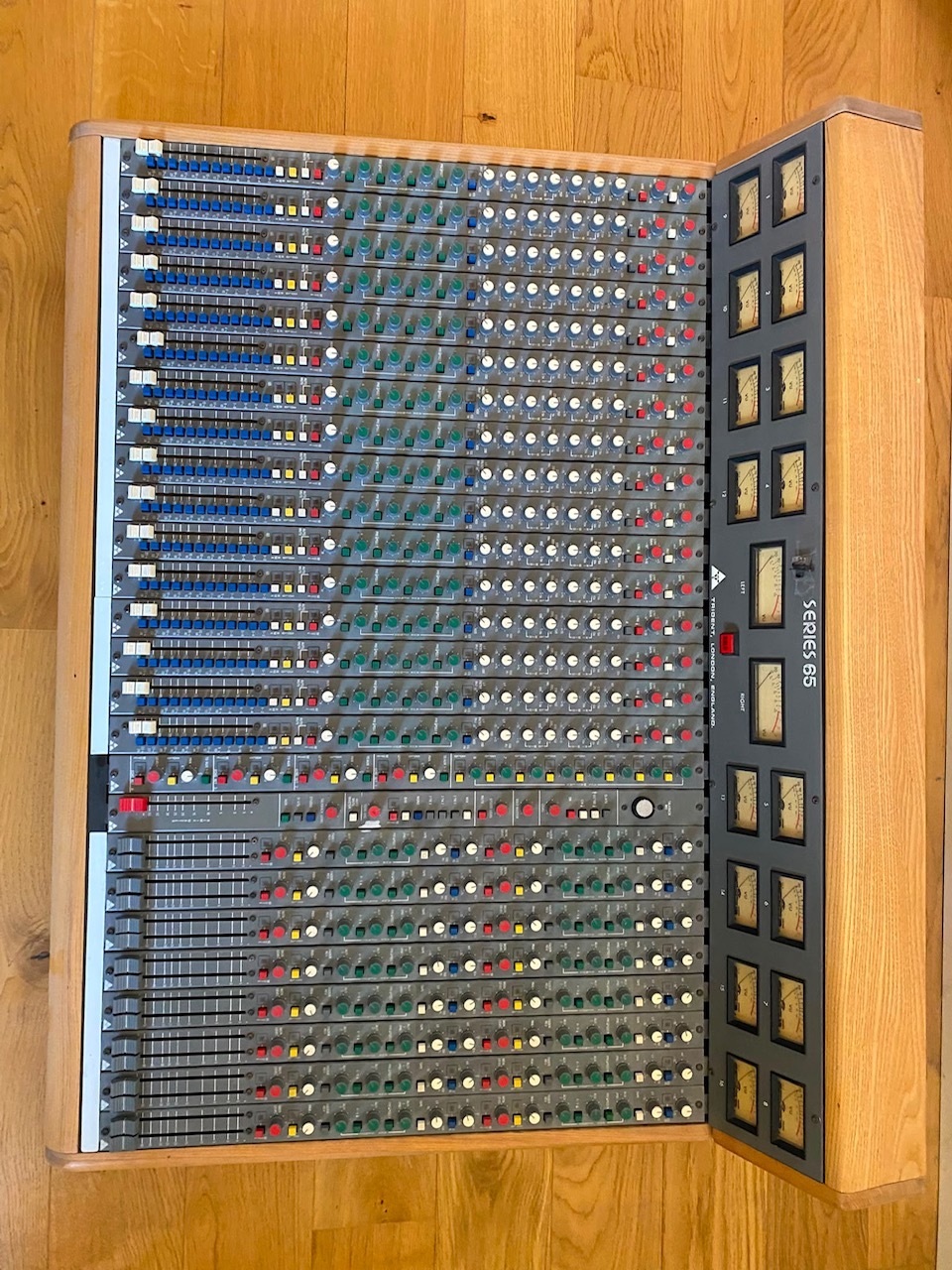 Trident Series 65 – Console analogique 16/16/8aux