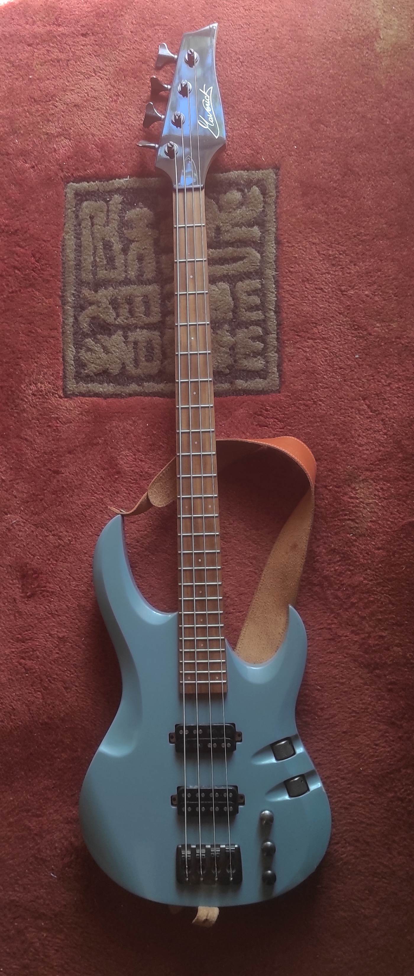À vendre basse de la marque Maverick (uk), ayant appartenu à Roger Whittaker, célèbre chanteur/siffleur anglais.