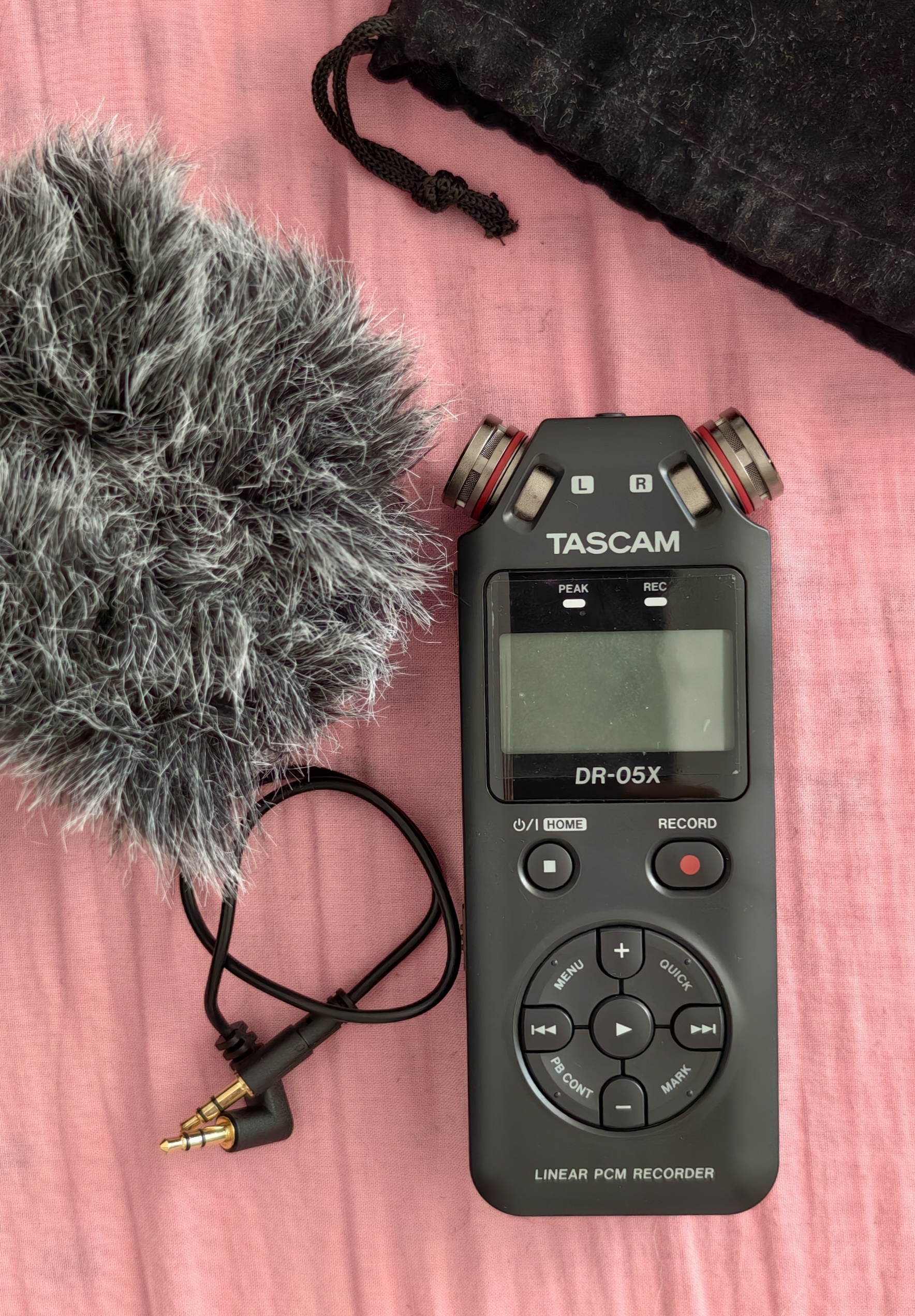 Enregistreur audio Tascam DR-05X + bonnette anti-vent et accessoires
