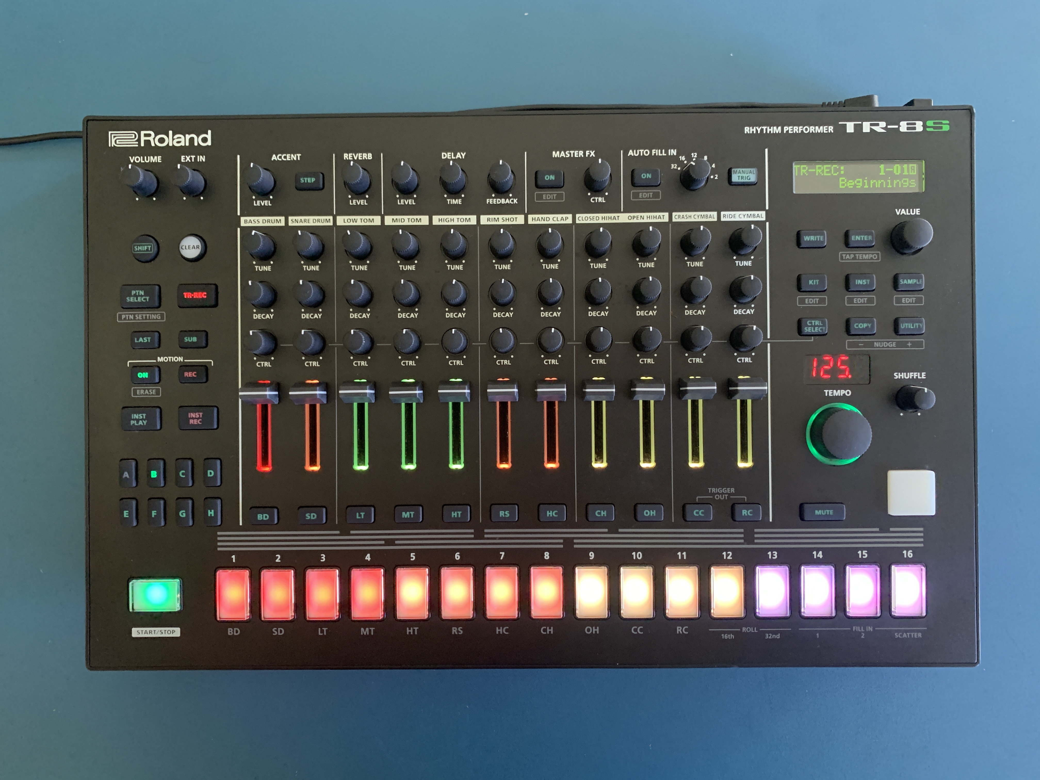 Roland TR8S en excellent état avec Decksaver