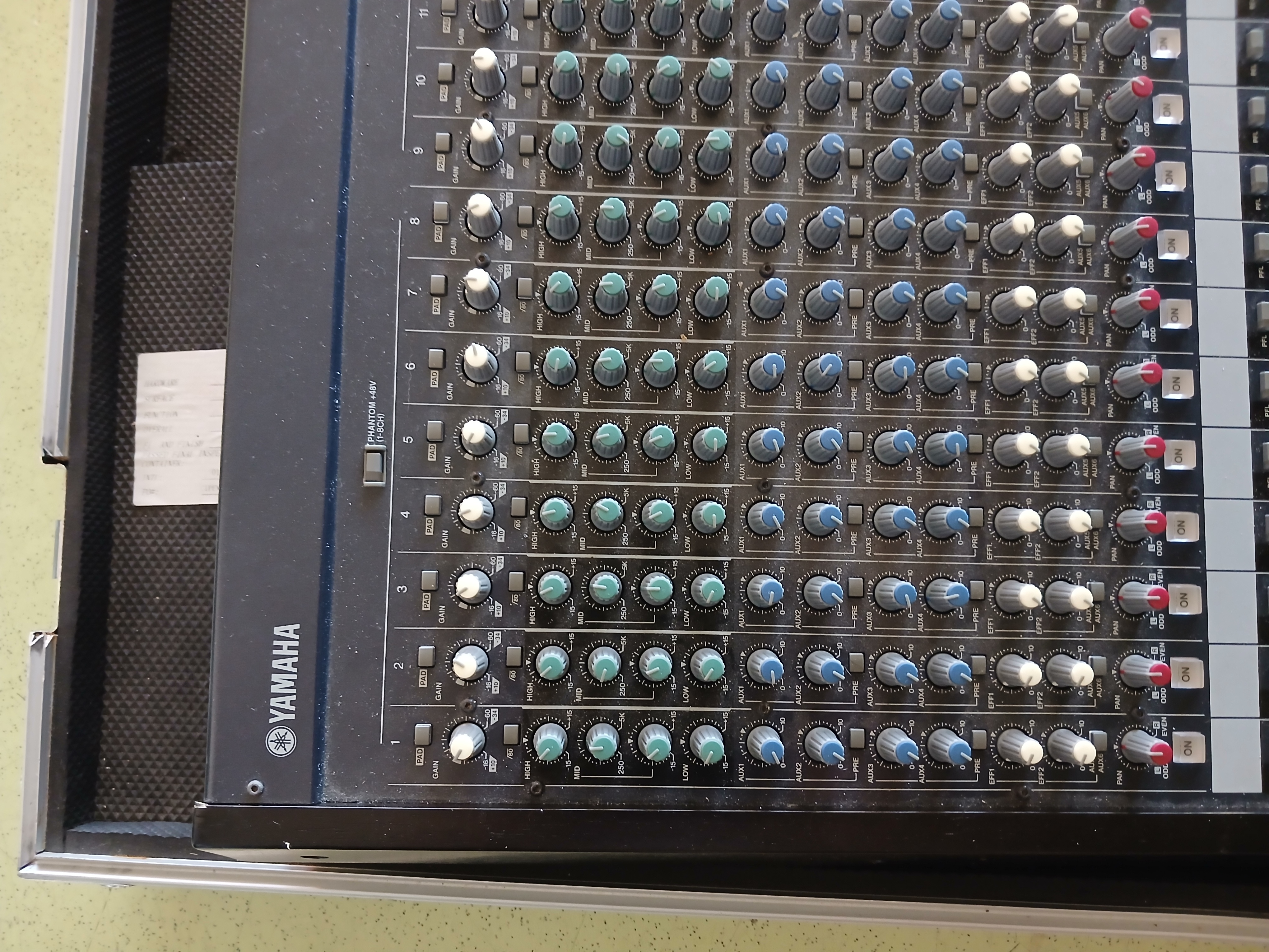 Table de mixage Yamaha MG32 14 FX et son flight case
