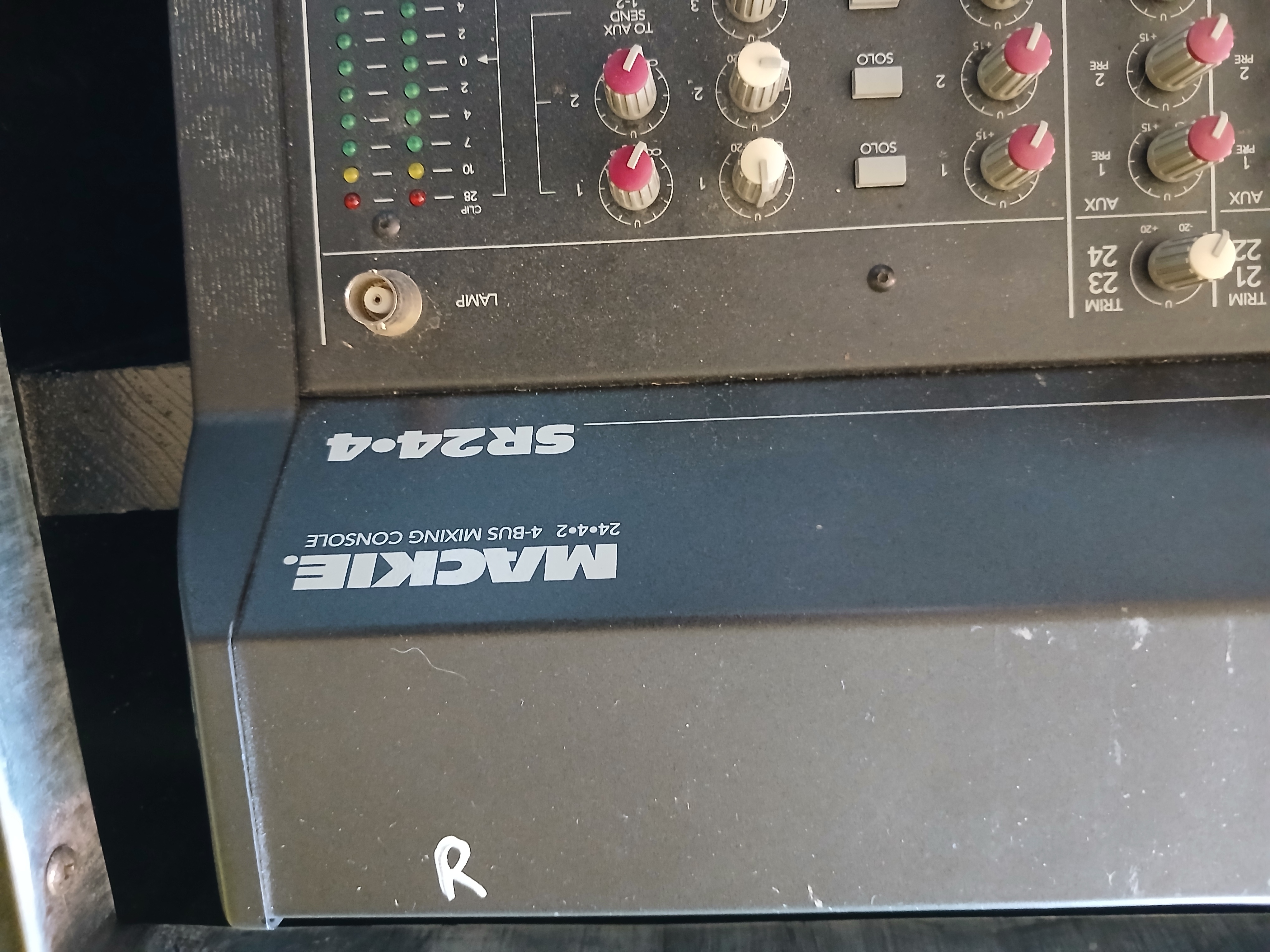 Vends table mixage Mackie 24 4 et son flight case fait maison