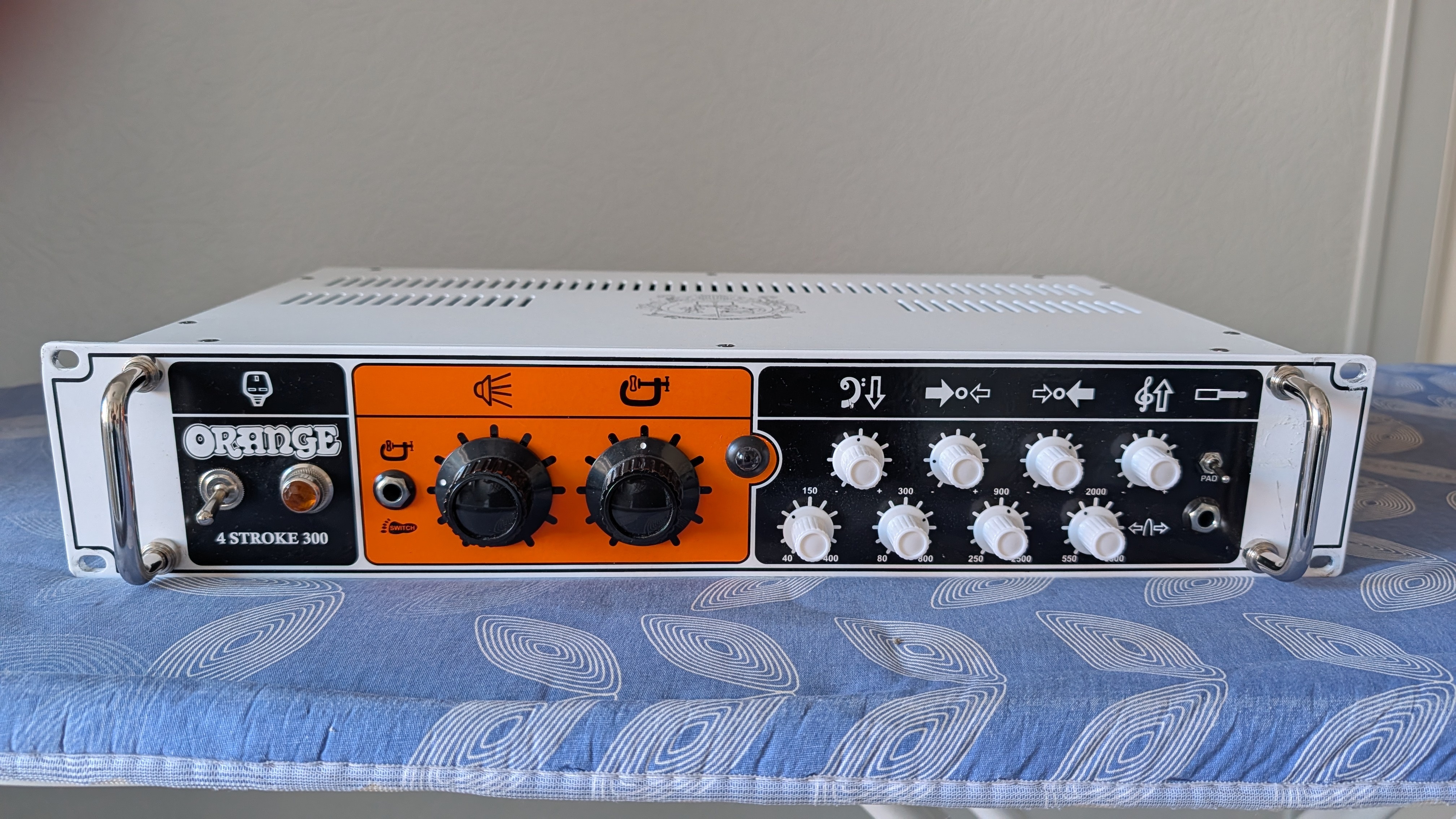 Orange 4 Stroke 300 + Rack Gator GR-2S (État impeccable)