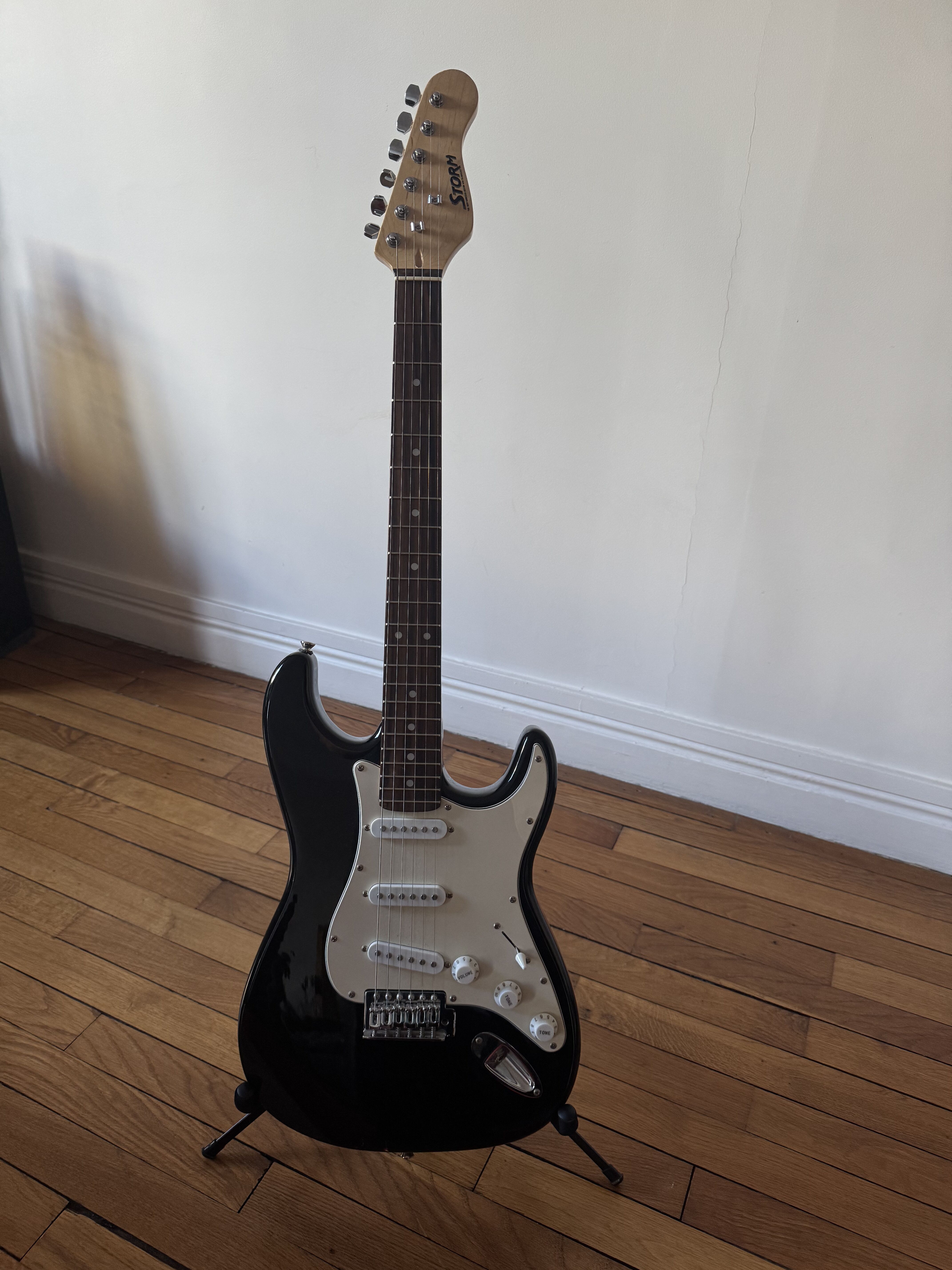 vends guitare électrique Storm très bon état, avec ampli Drive C35 , cable neuf, capodastre, lanière cuir, housse neuve 