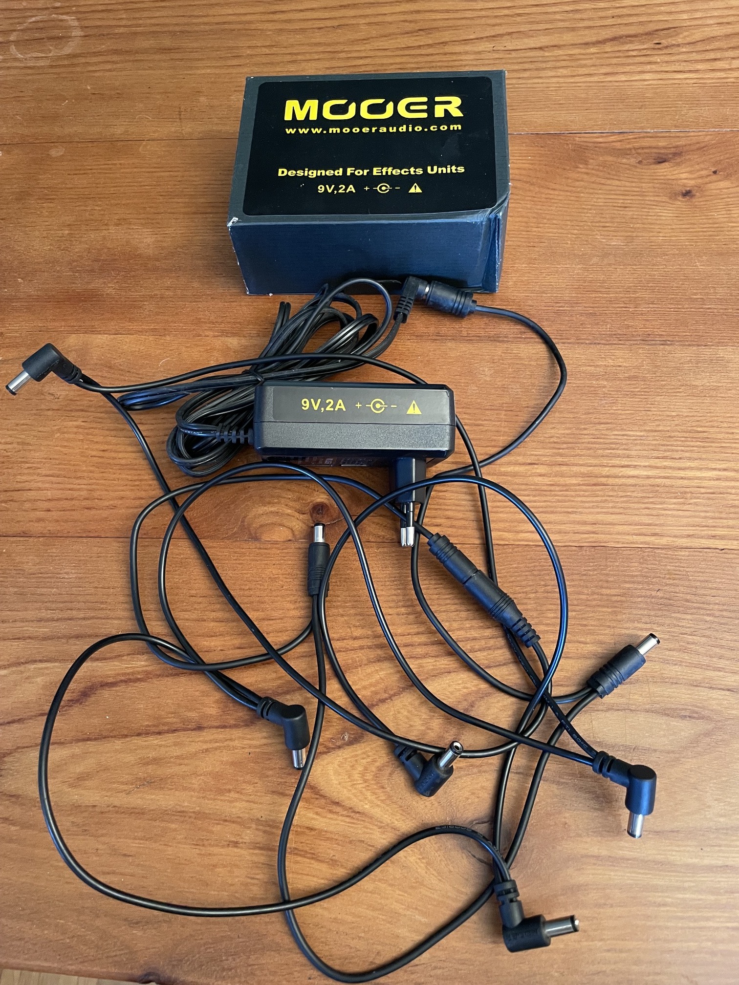 Vends alimentation MOOER  9V, 2A + guirlande 7 effets. 