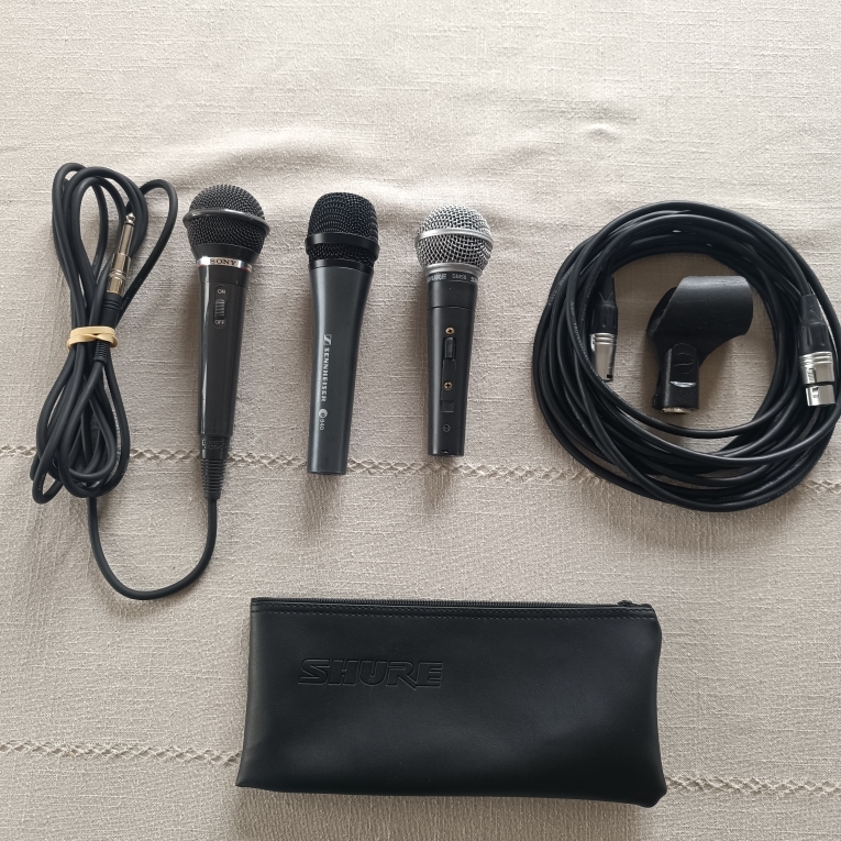 Micros Shure SM58 , Sennheiser E840 , Sony F-VX300