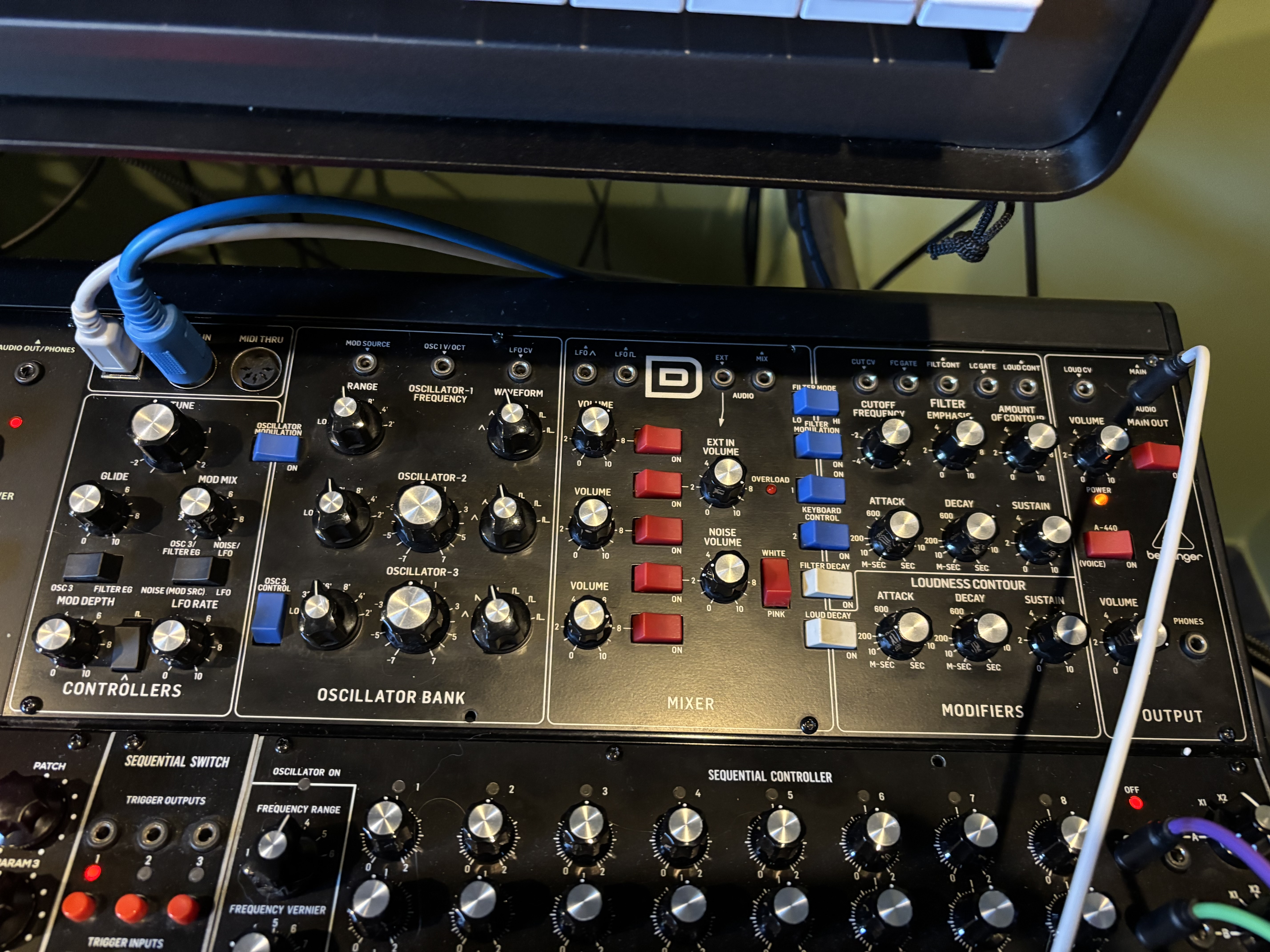 Behringer model D