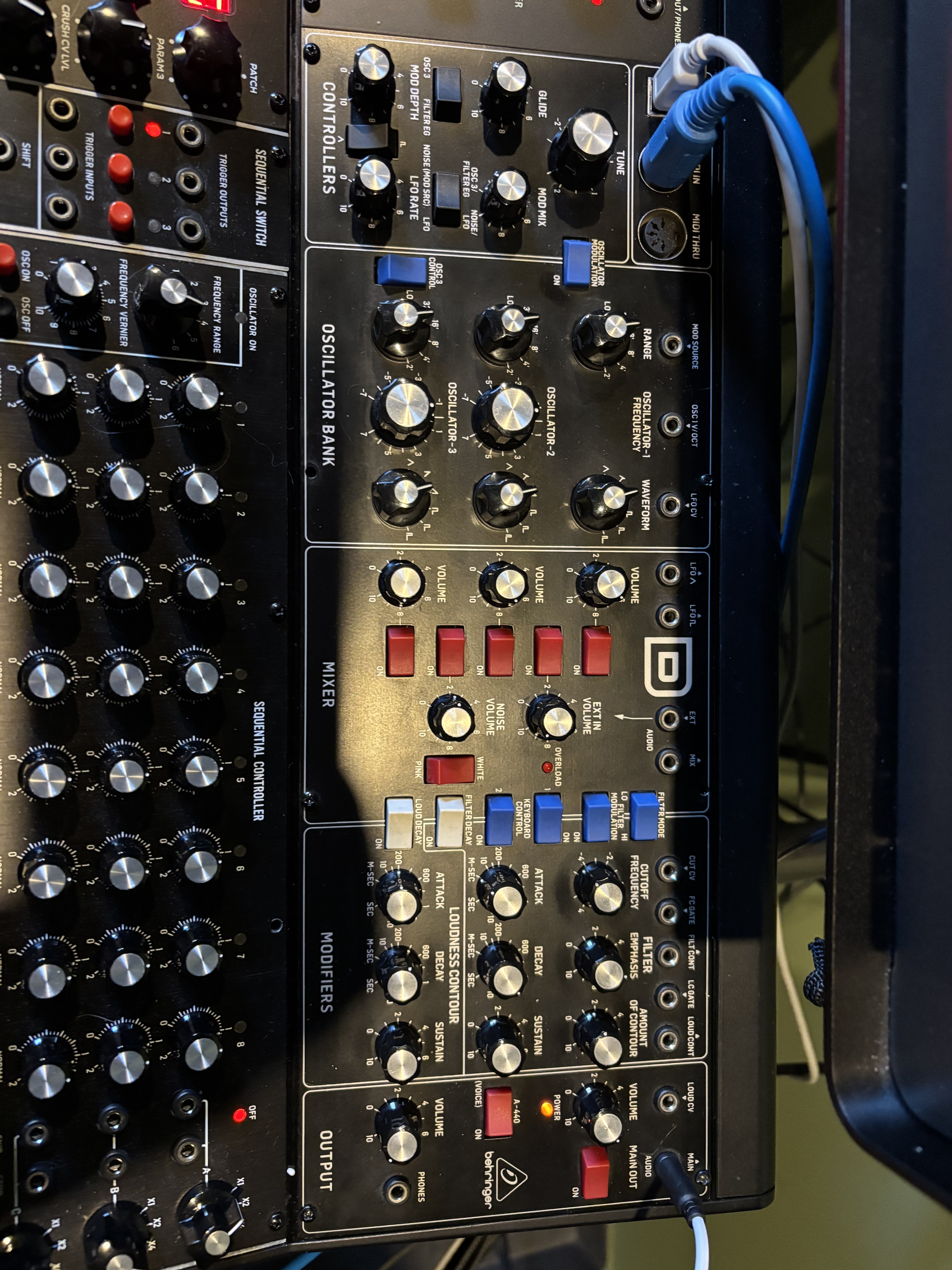 Behringer Model D (8948)