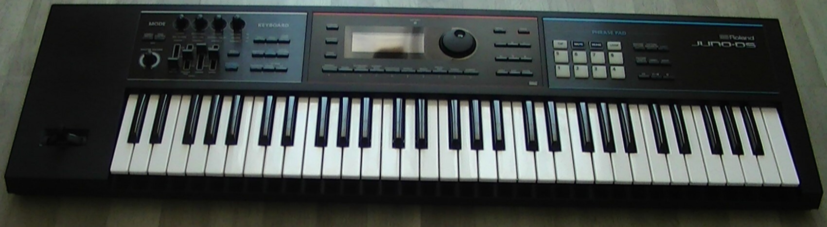 Synthétiseur JUNO DS61 avec pédale sustain et support 