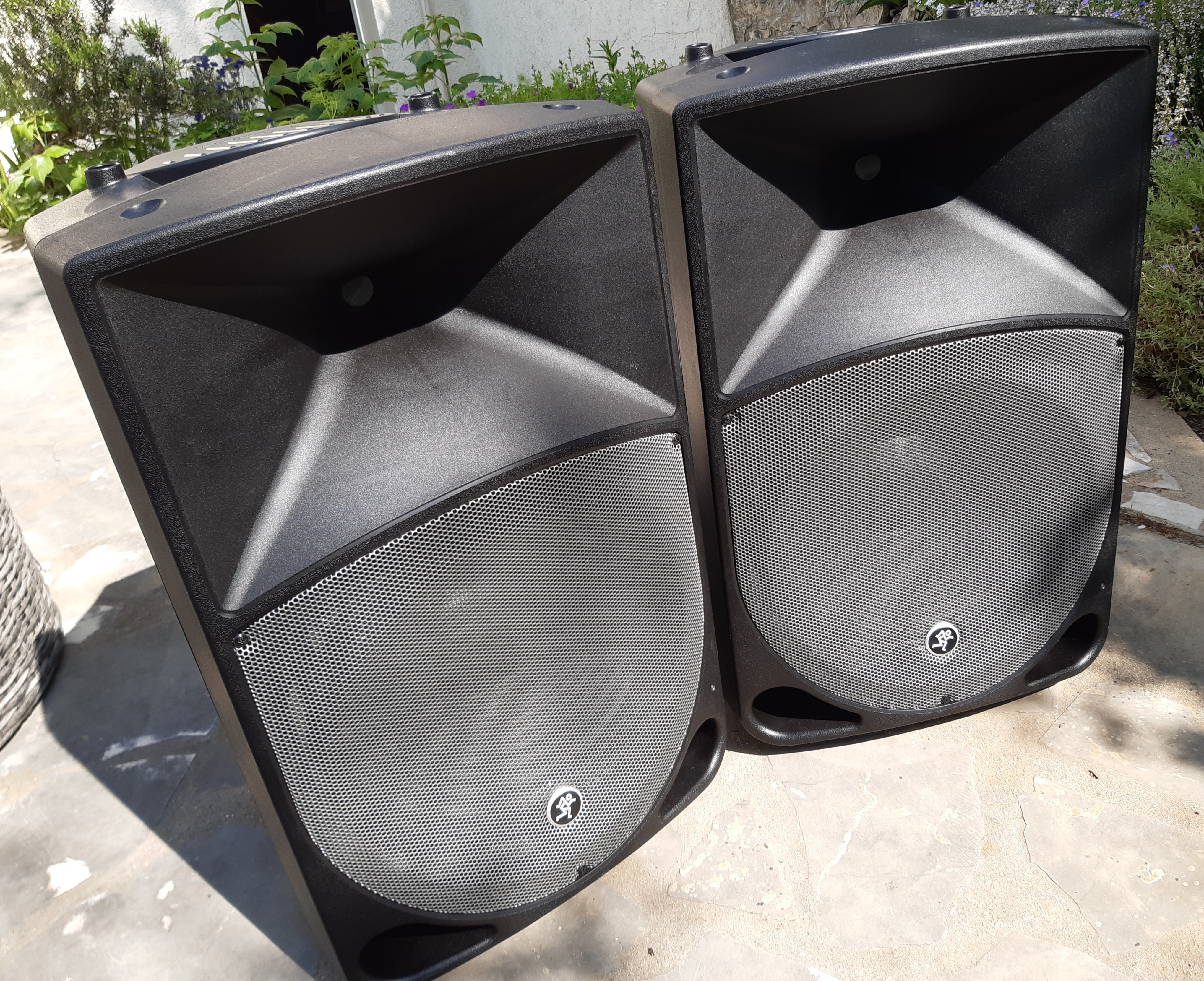 Vends deux enceintes actives Mackie TH-15A