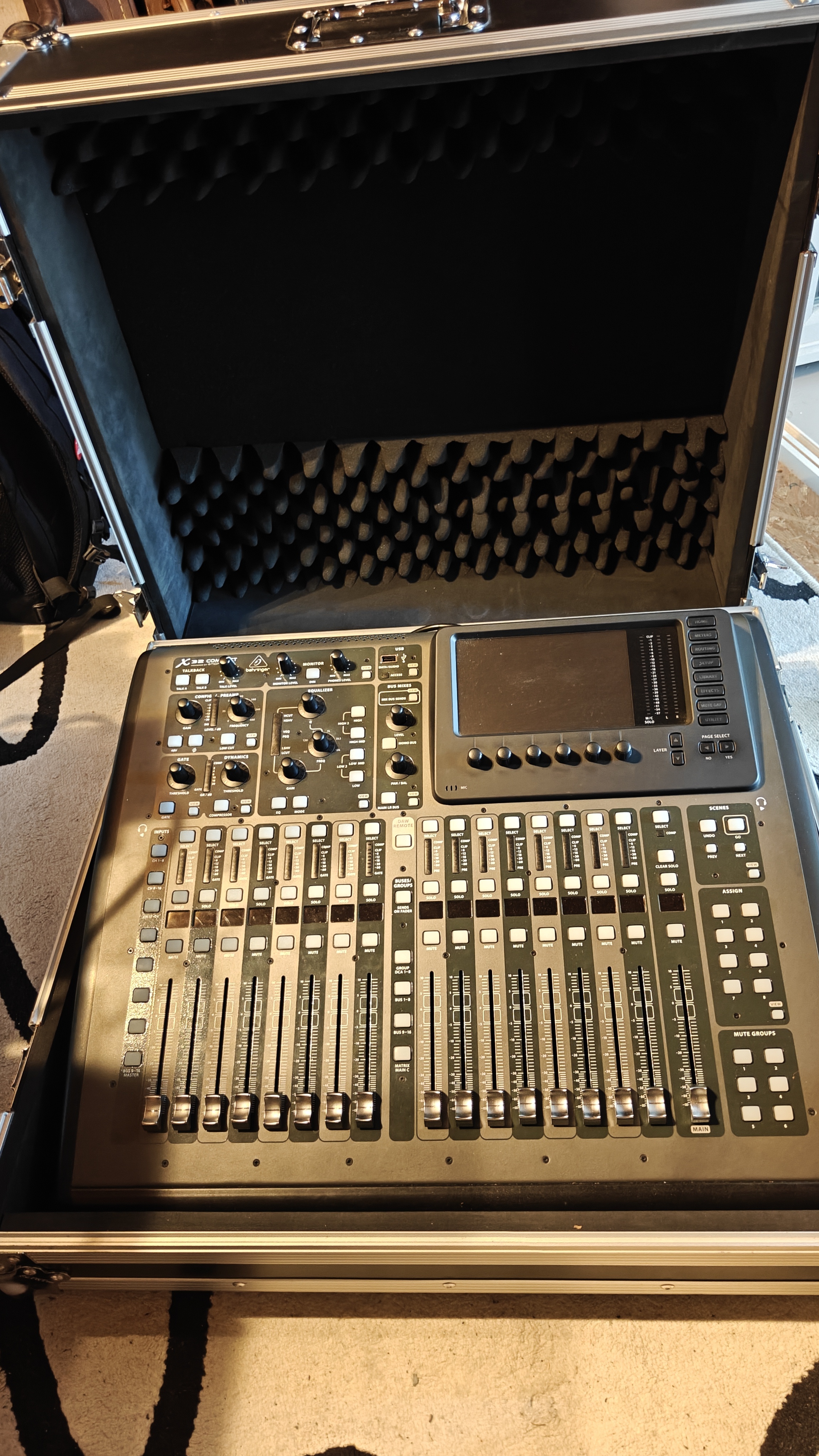 X32 Compact + housse + flight case