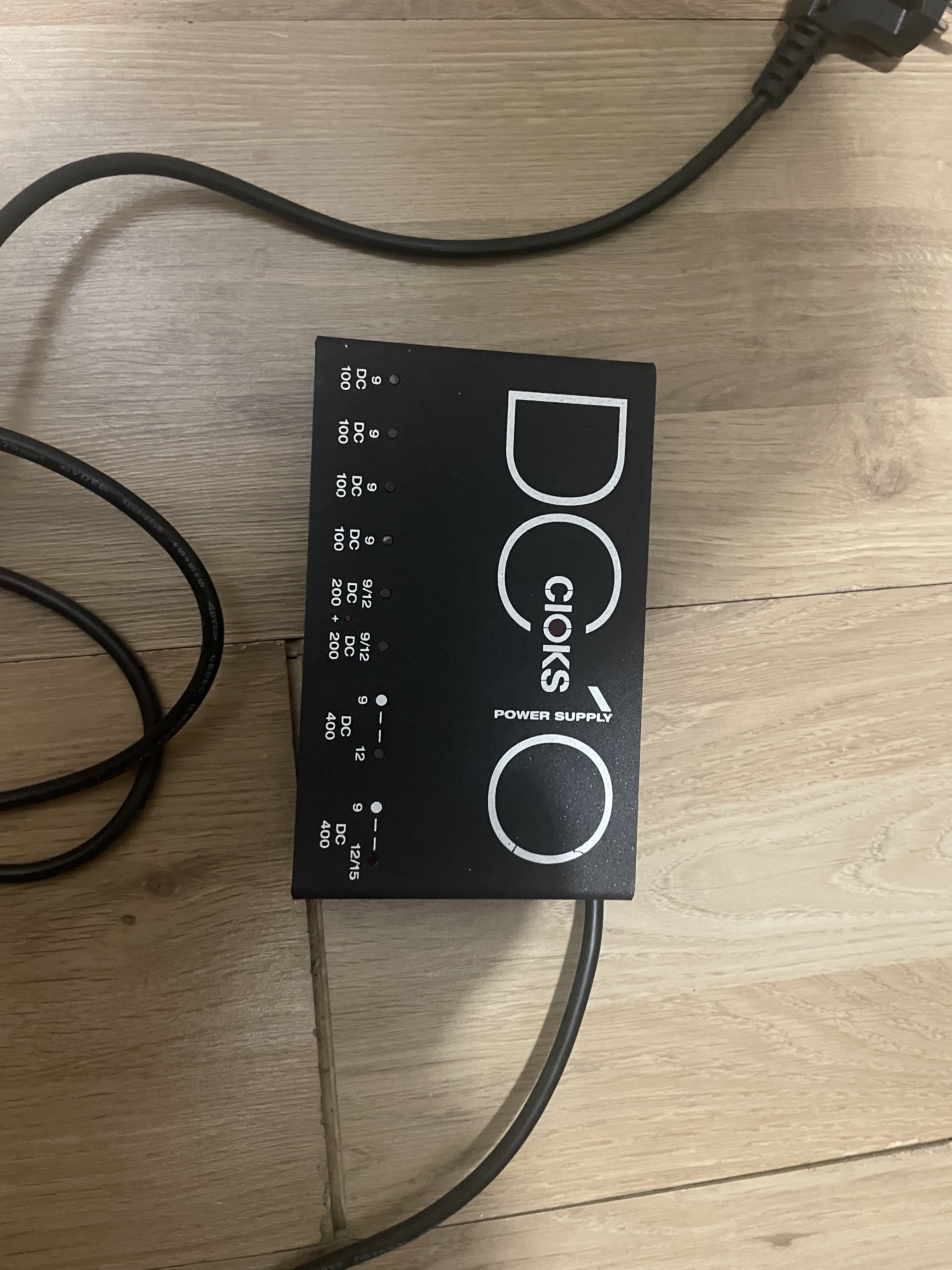 Bloc d’alimentation pour pédalier de guitare
