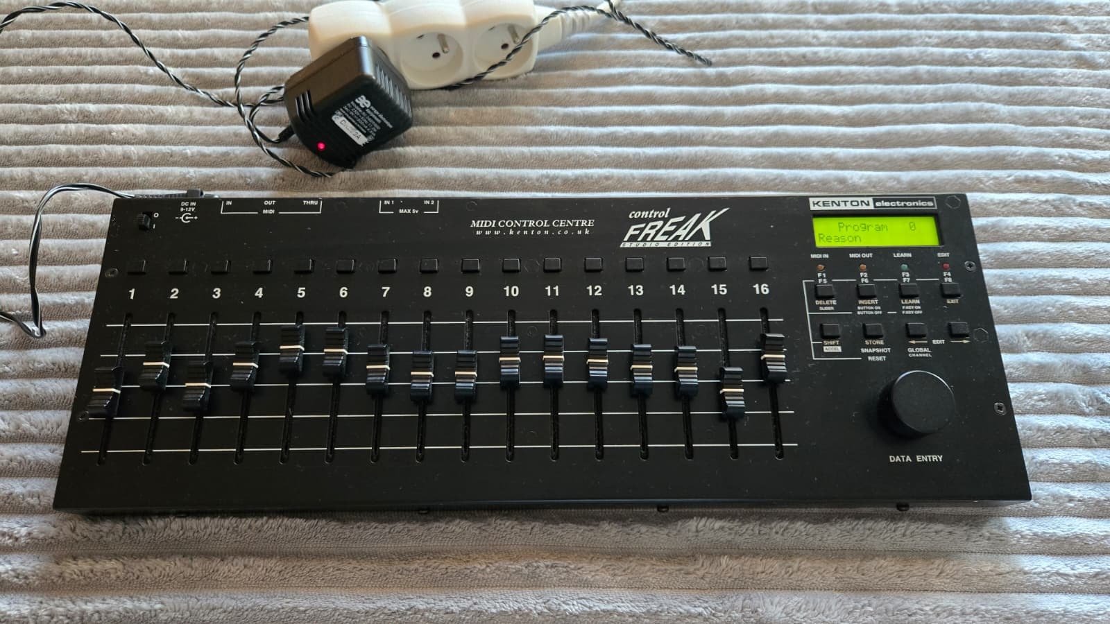 Kenton Control Freak Studio Edition – Contrôleur MIDI 16 faders