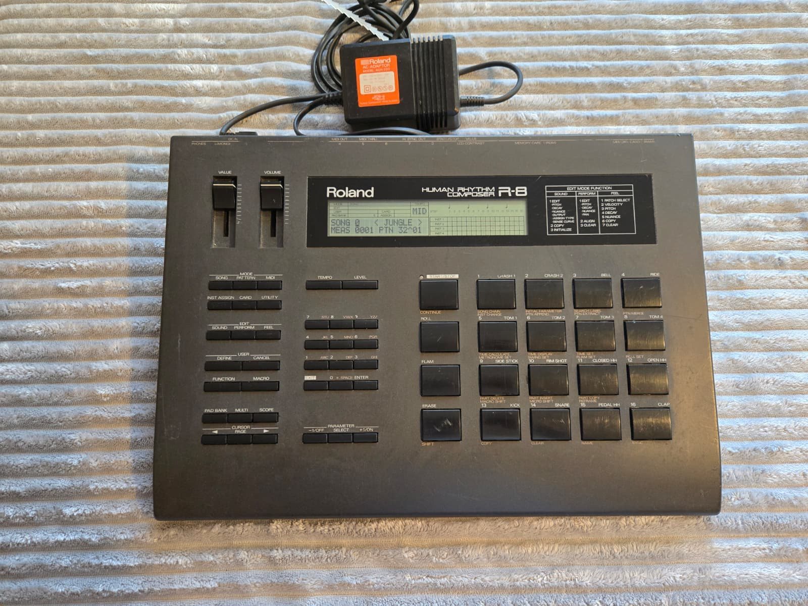 Roland R-8 Human Rhythm Composer – Made in Japan – alimentation d’origine