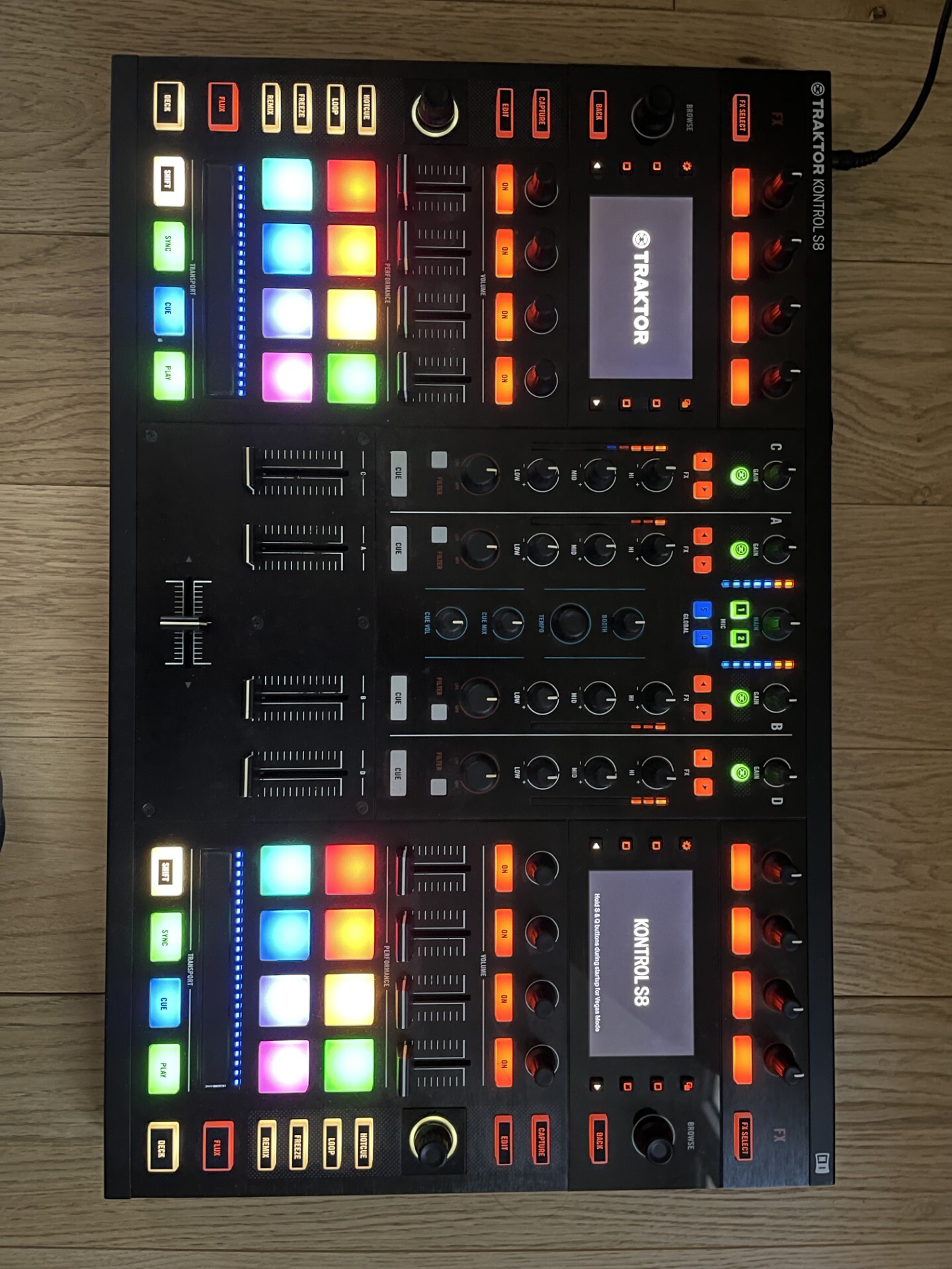 Vends Traktor Kontrol S8 + Decksaver (excellent état)
