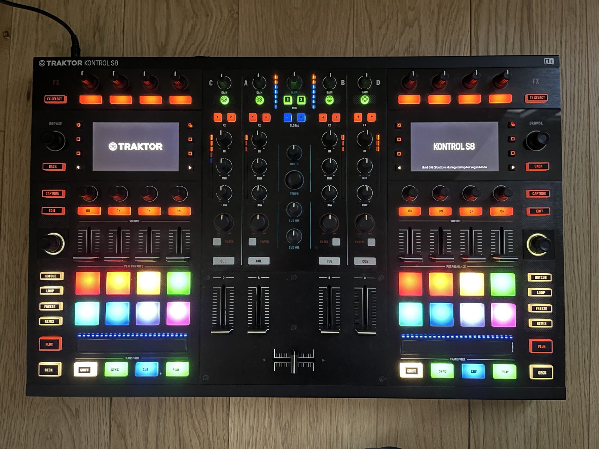 Vends Traktor Kontrol S8 + Decksaver (excellent état)