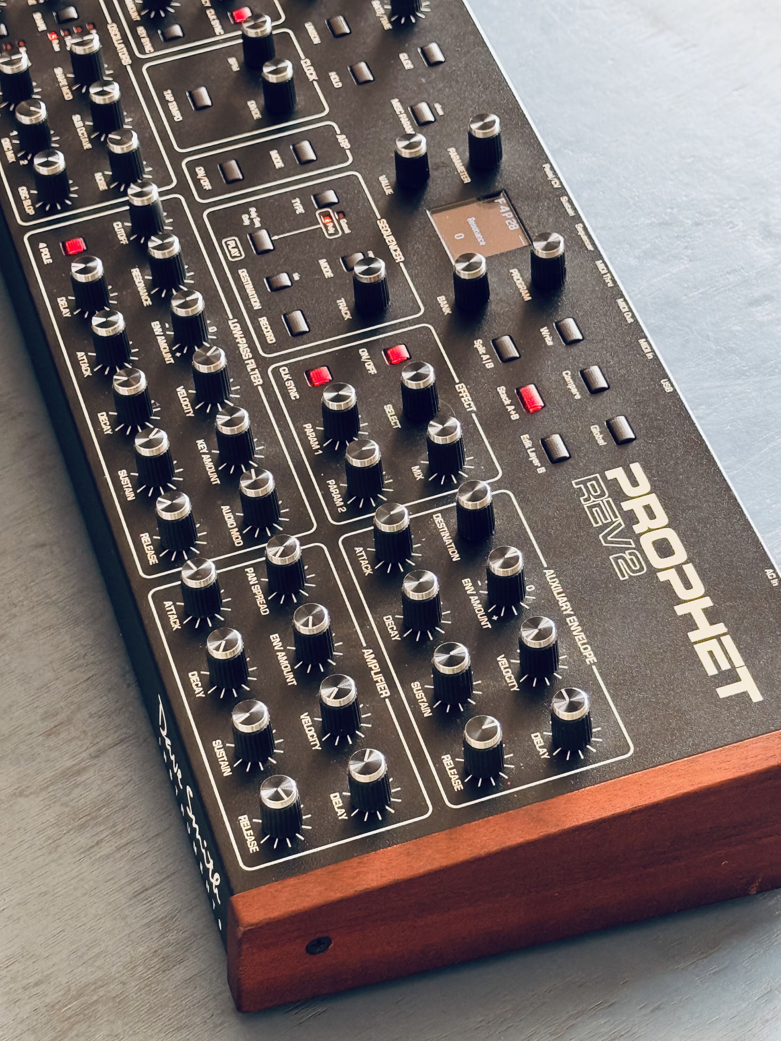 Dave Smith Instruments Prophet Rev2 desktop-7