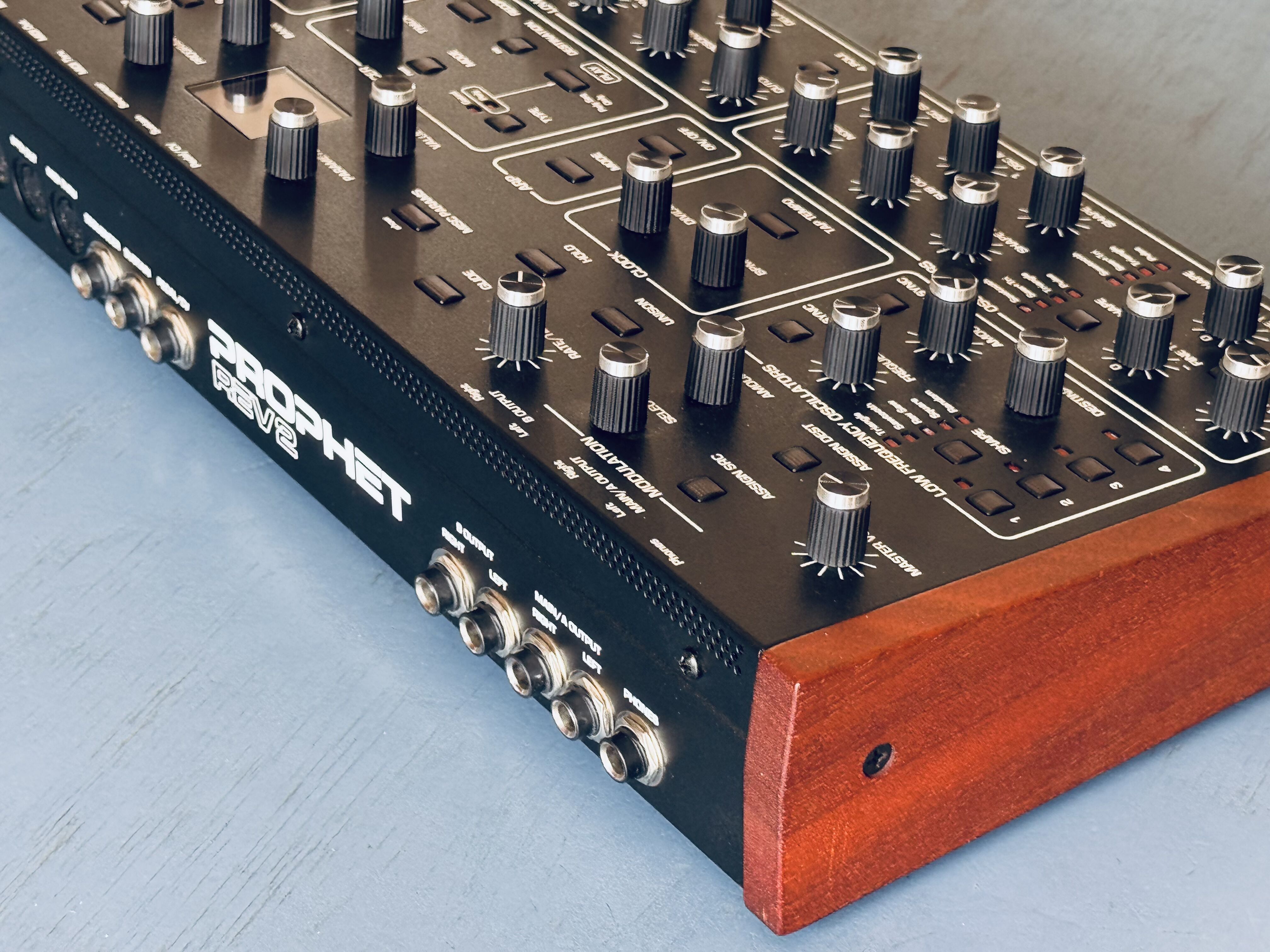 Dave Smith Instruments Prophet Rev2 desktop-5