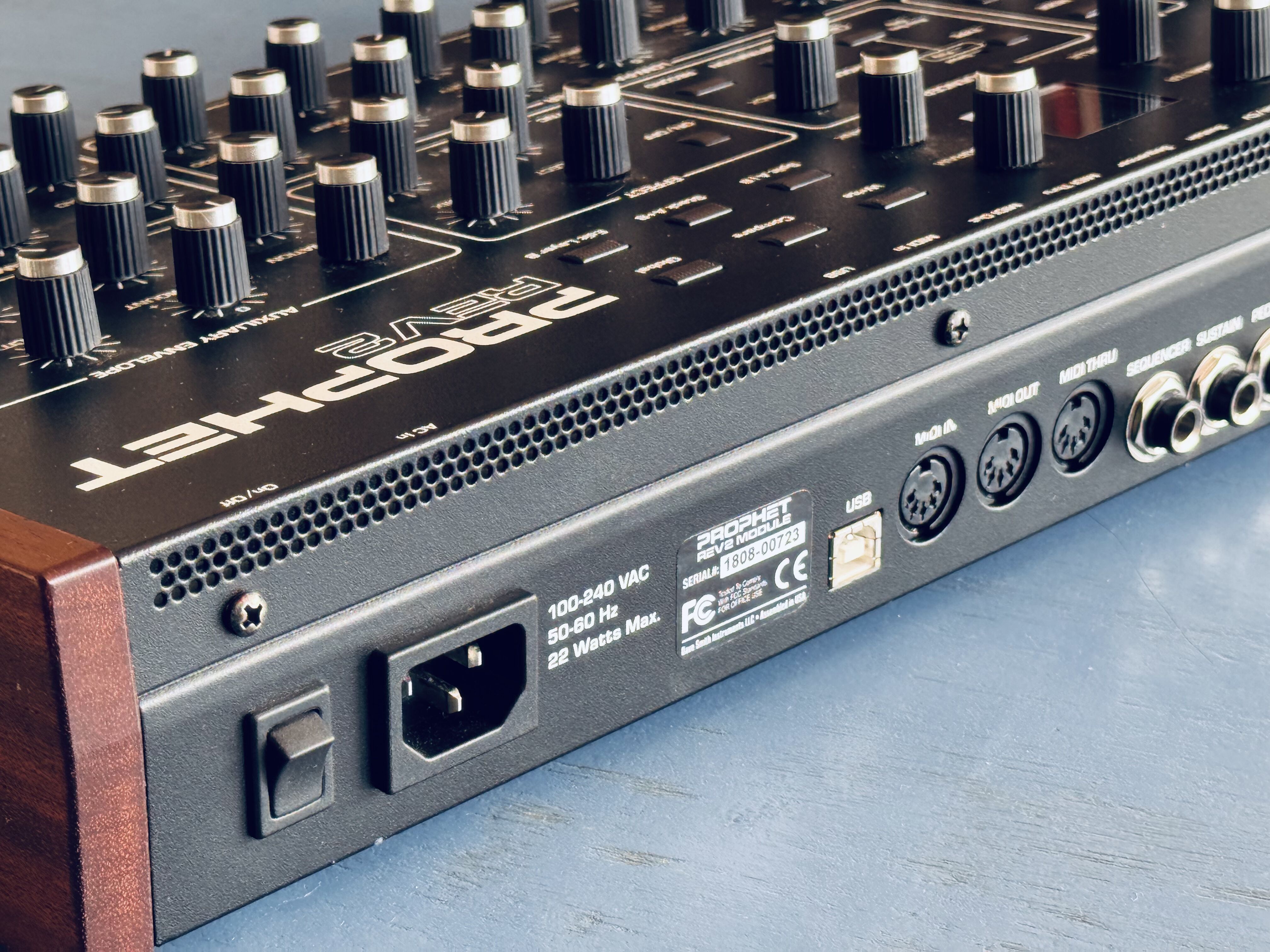 Dave Smith instruments prophet rev2 desktop-3