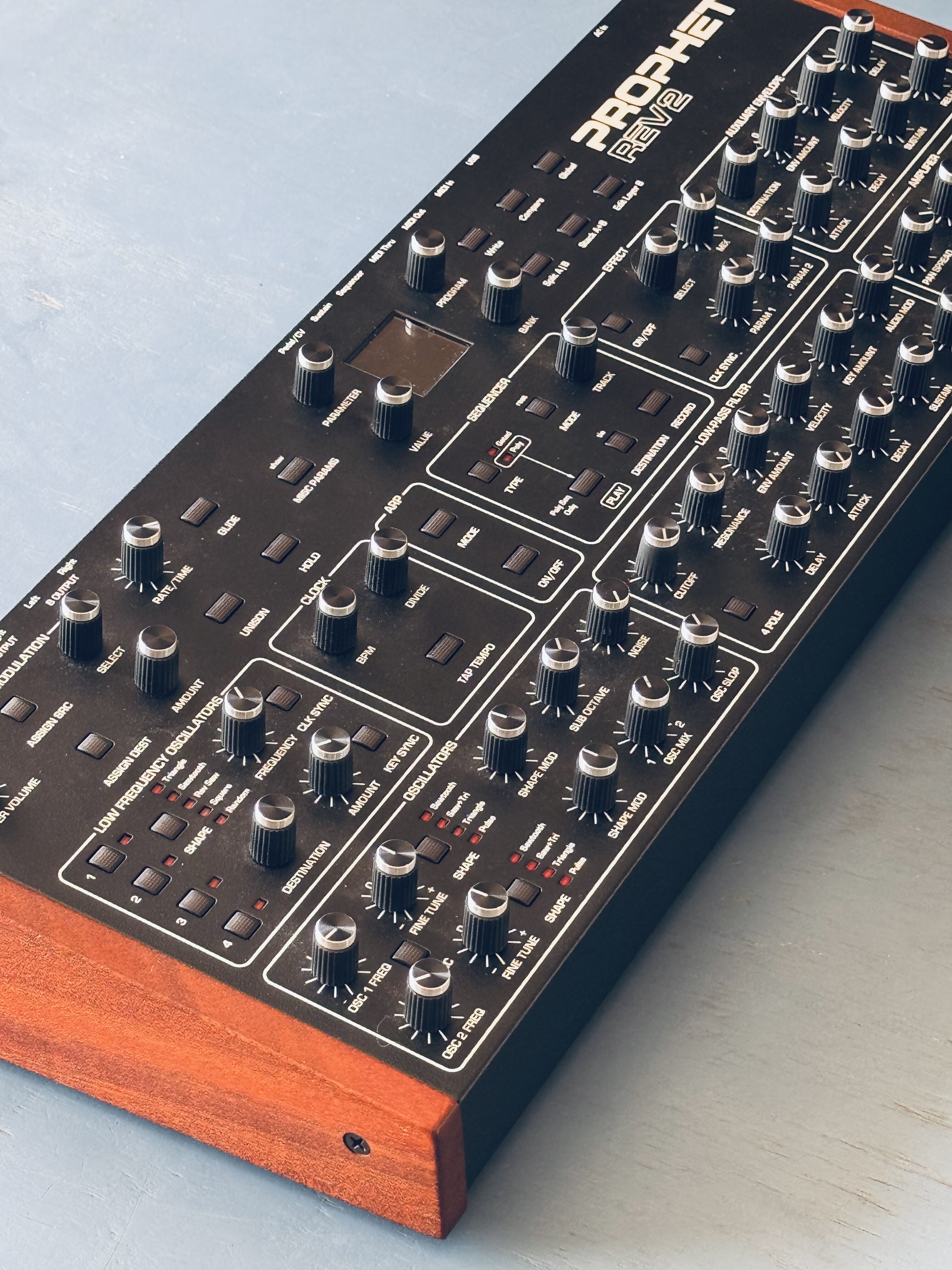 Dave Smith instruments prophet rev2 desktop-occasion