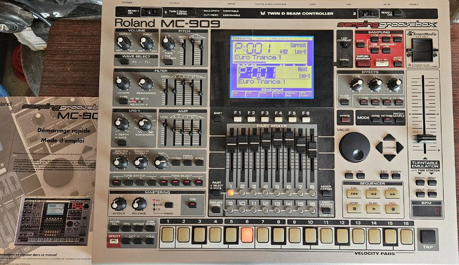 Vends Roland MC-909, état neuf.