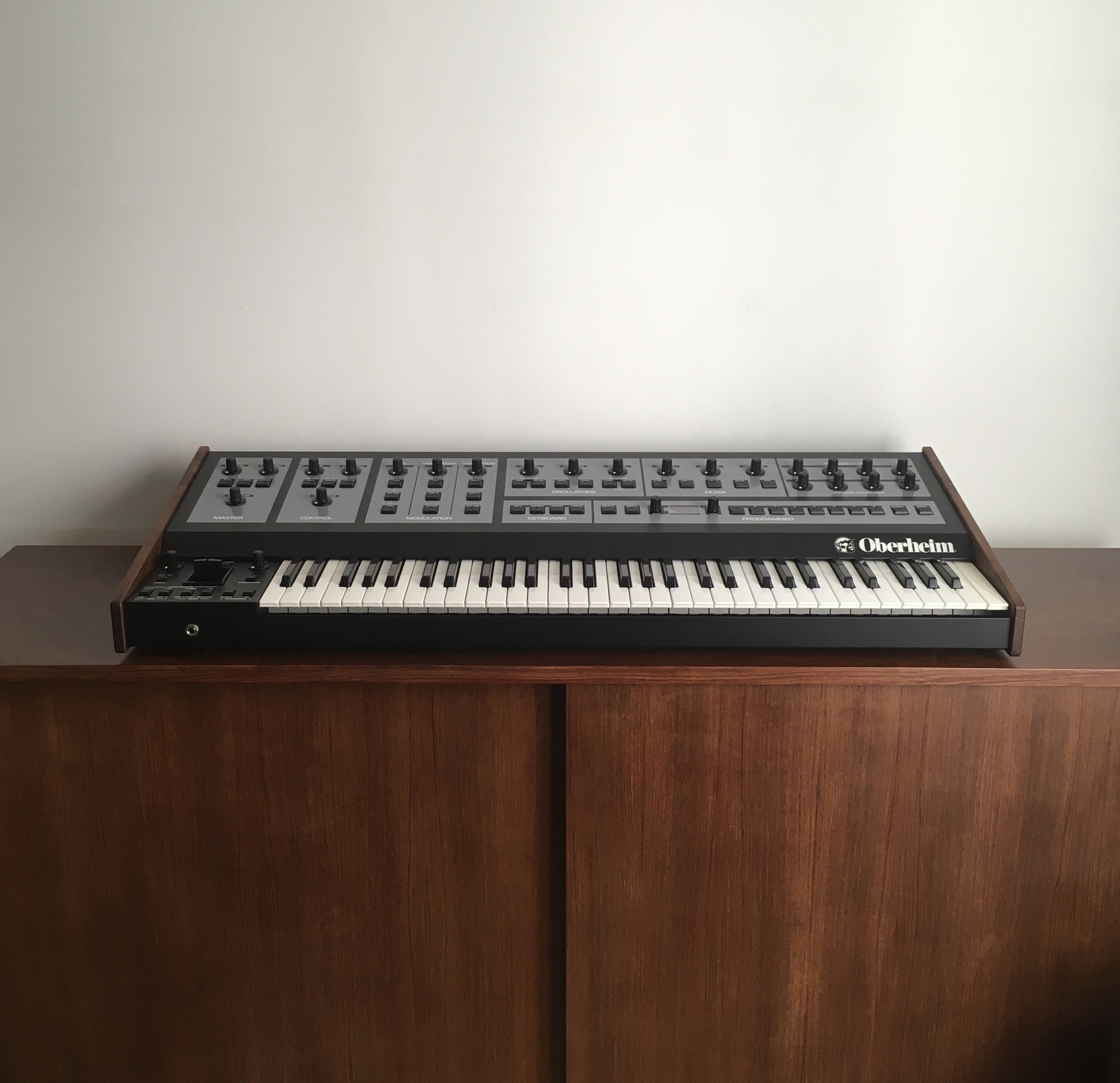 VENDS SYNTHETISEUR OBERHEIM OB-X8 + FLIGHTCASE / FLYCASE - PRINCE, QUEEN, POLICE, DEPECHE MODE, VAN HALEN - COMME NEUF