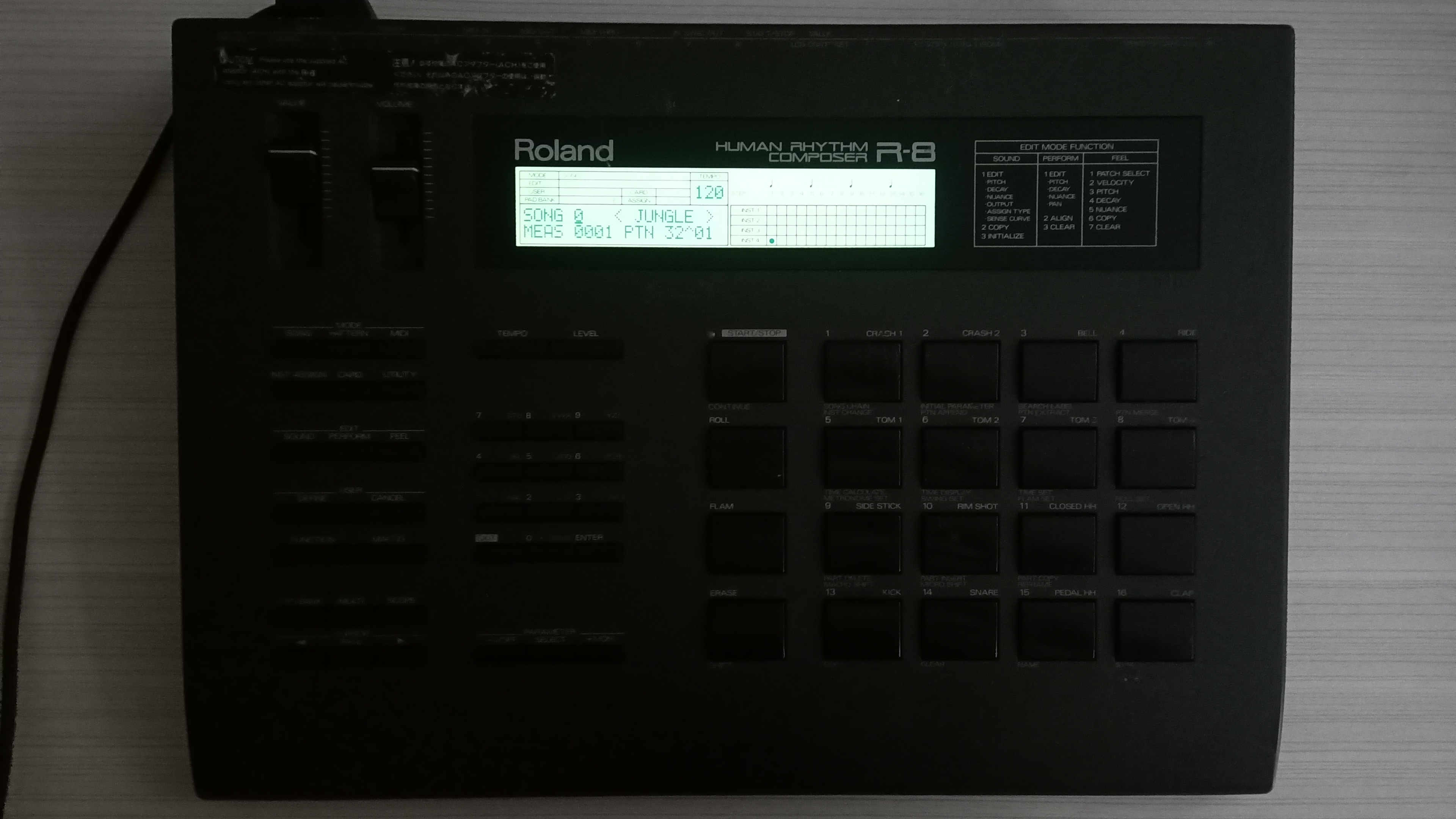 Roland R-8 (60892)