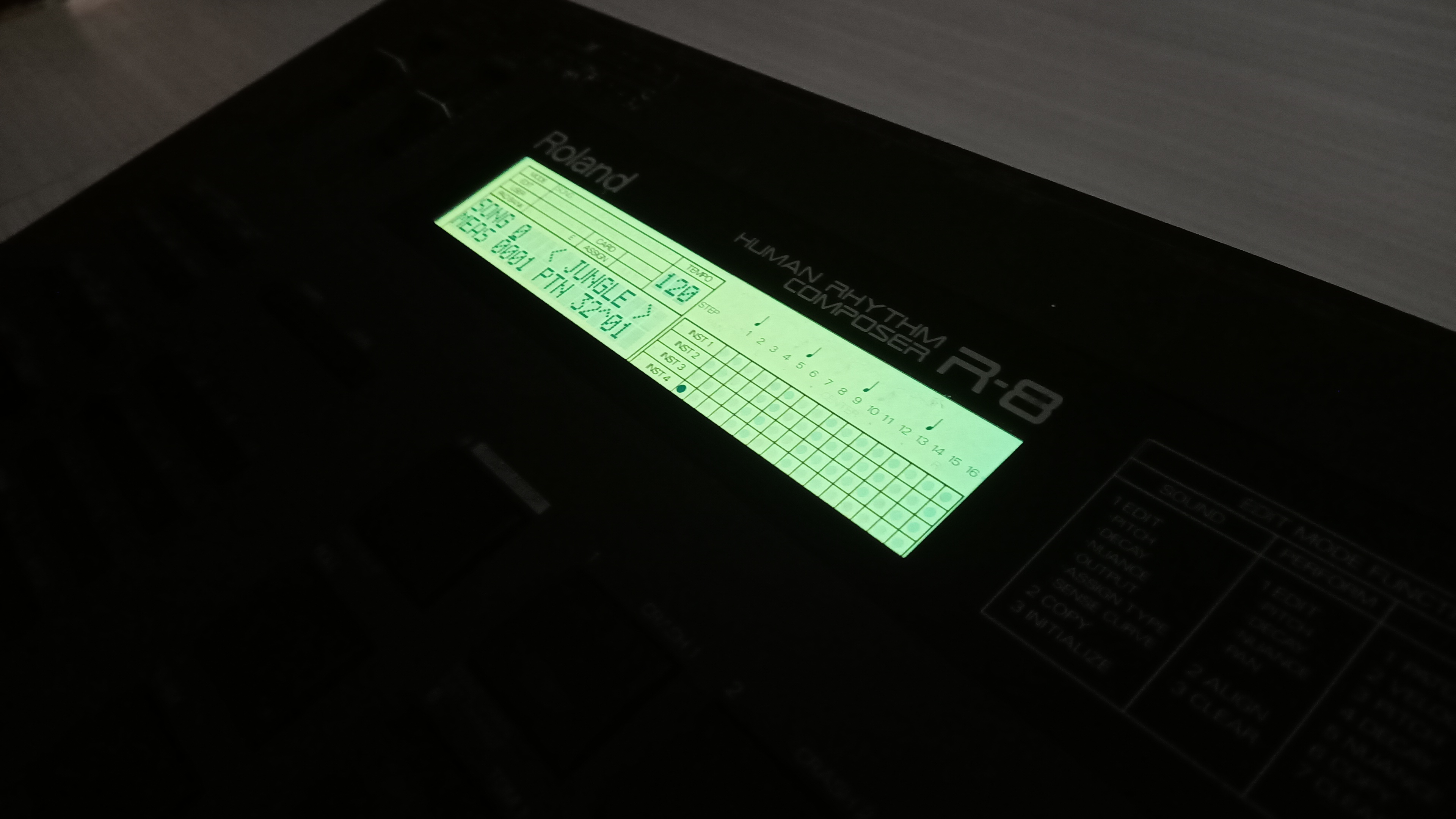 Roland R-8 (6070)