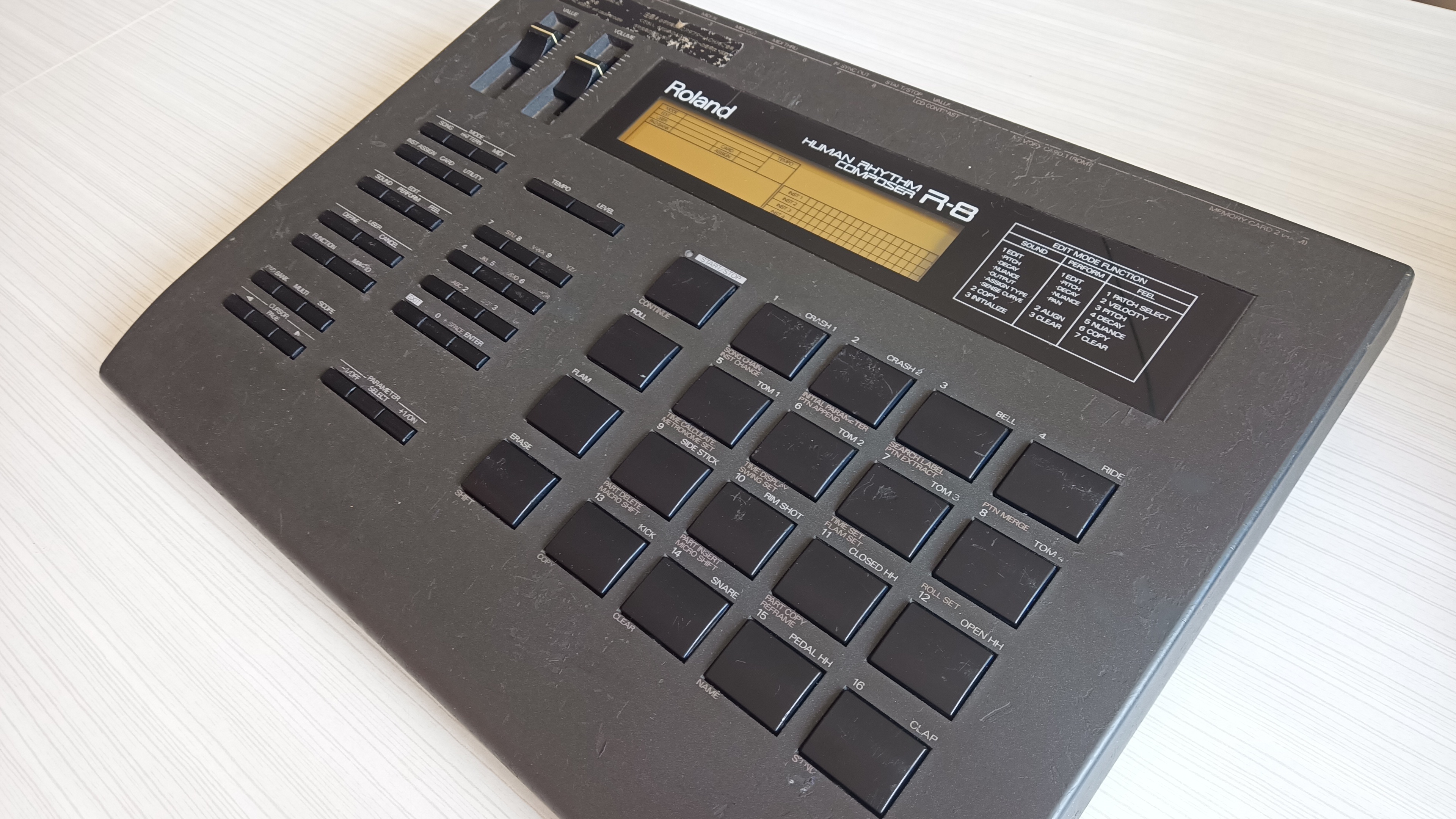 Roland R-8 (22306)