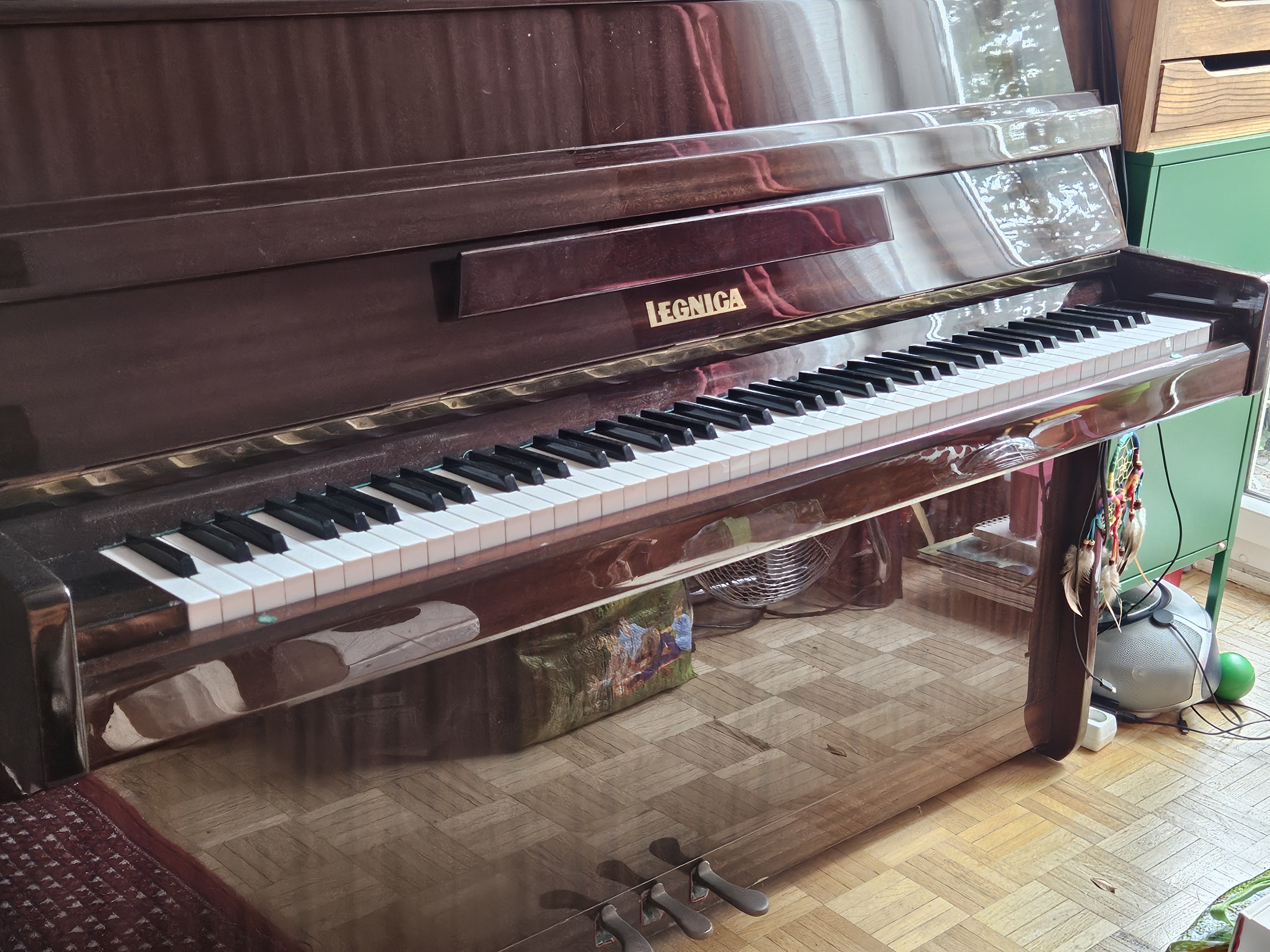 Piano droit Legnica – Accordé récemment – À récupérer rapidement