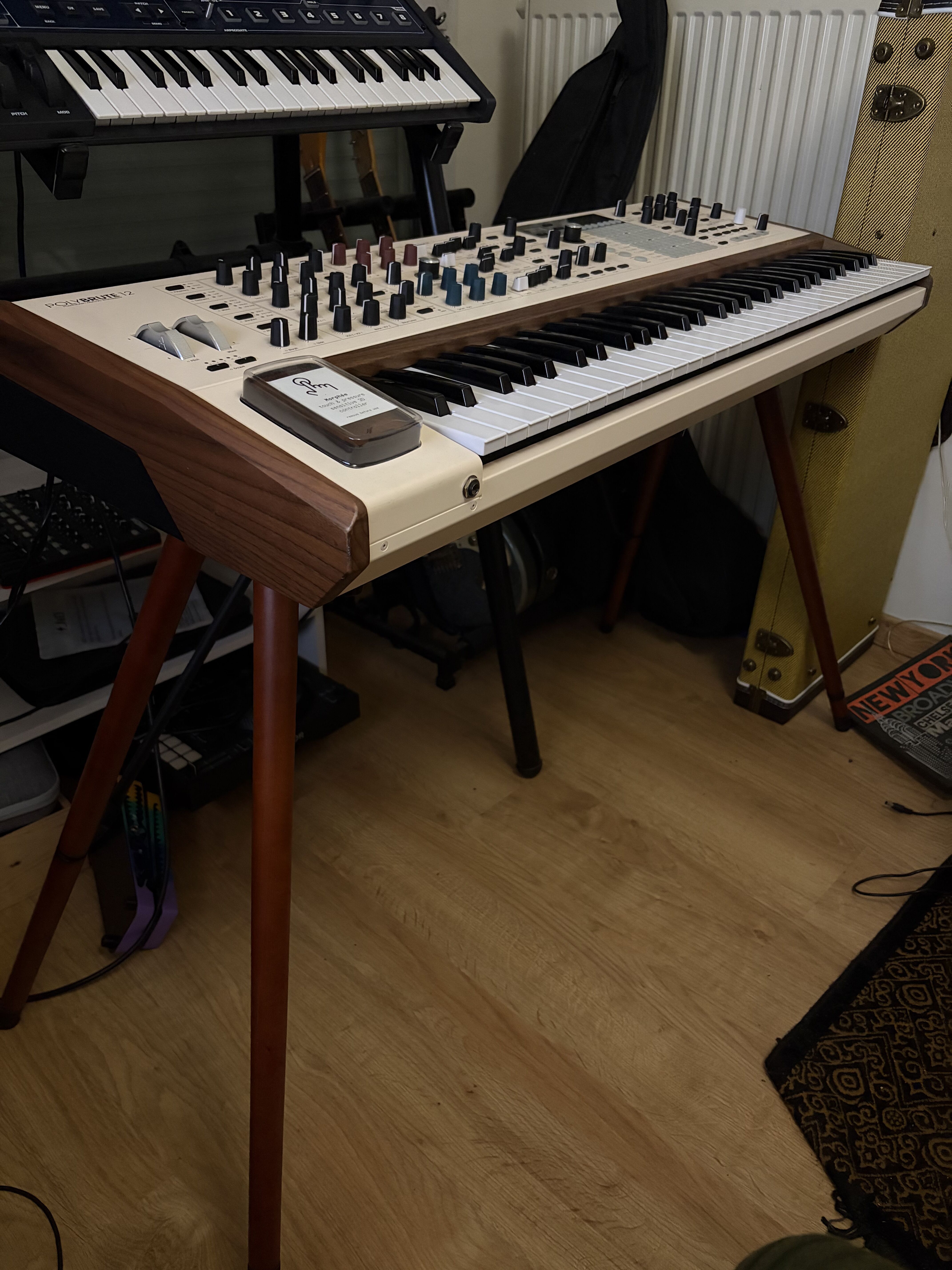 Vends Polybrute 12 + Stand en bois intégré - comme neuf très peu utilisé 