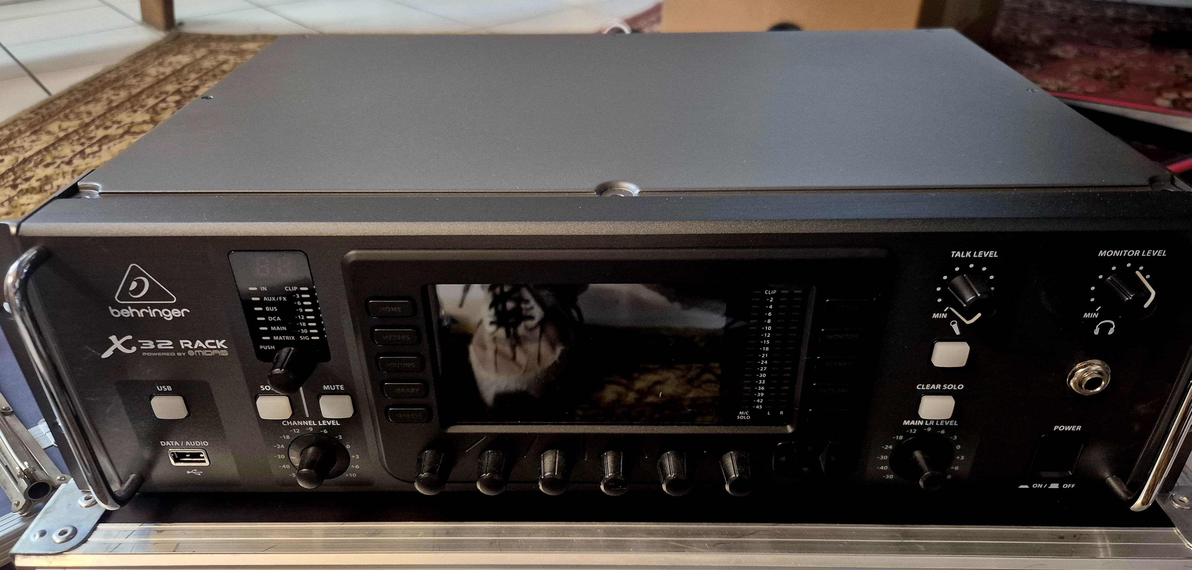Behringer X32 Rack – Très peu utilisée – Excellent état avec carton