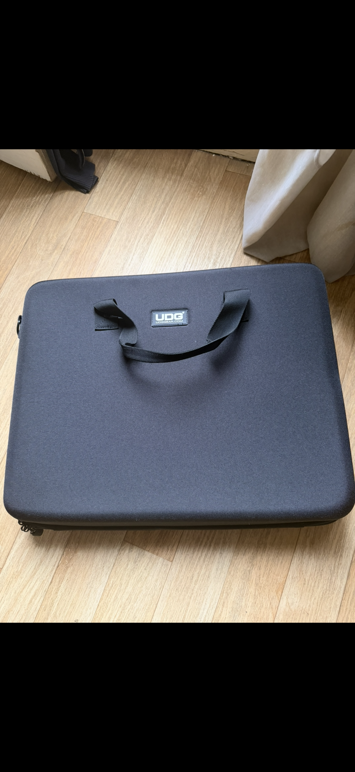 Vends AKAI force avec desk saver et malette de transport