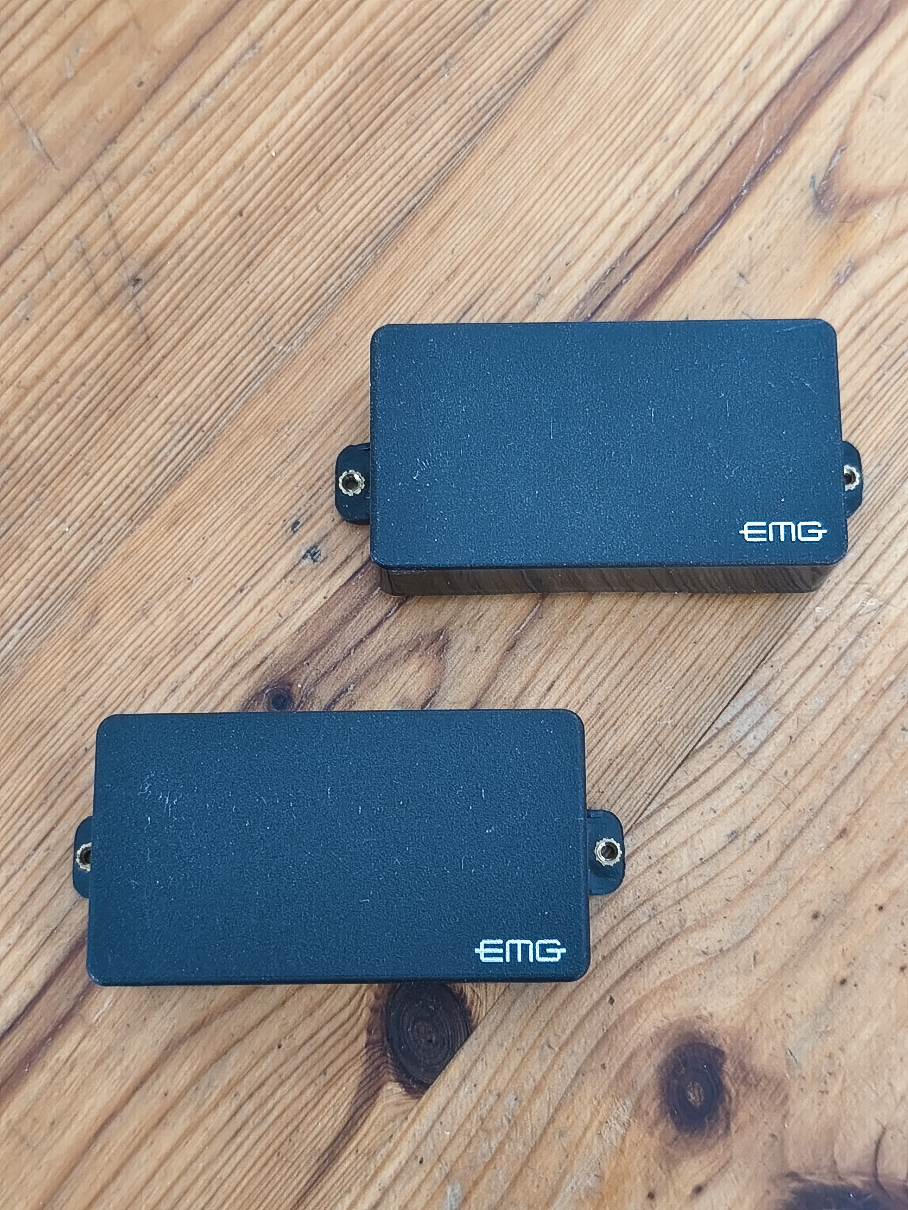Lot de deux EMG 81