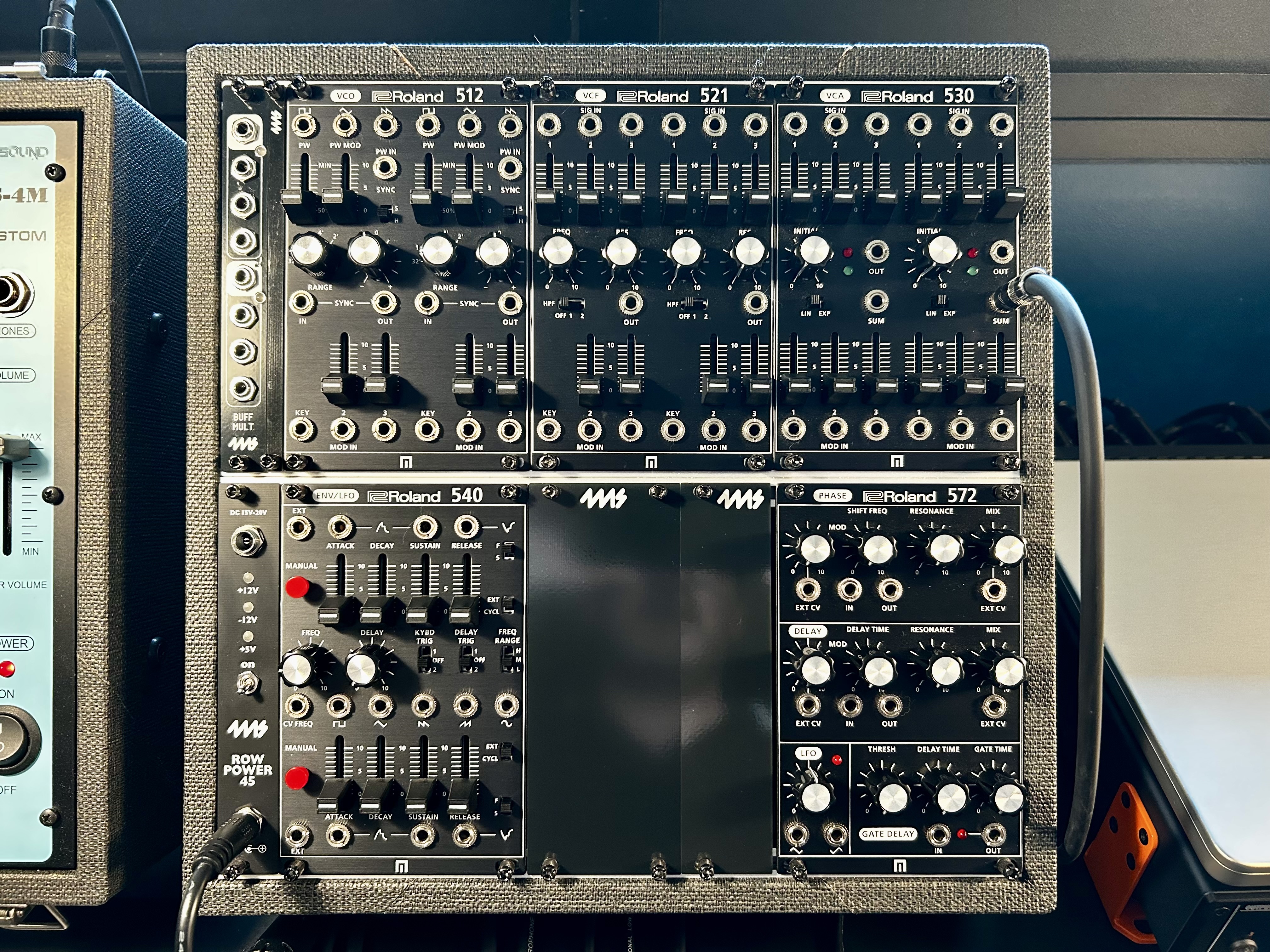 Roland SYSTEM-500 + modules Eurorack en case custom (ÉTAT NEUF et frais de port inclus!)