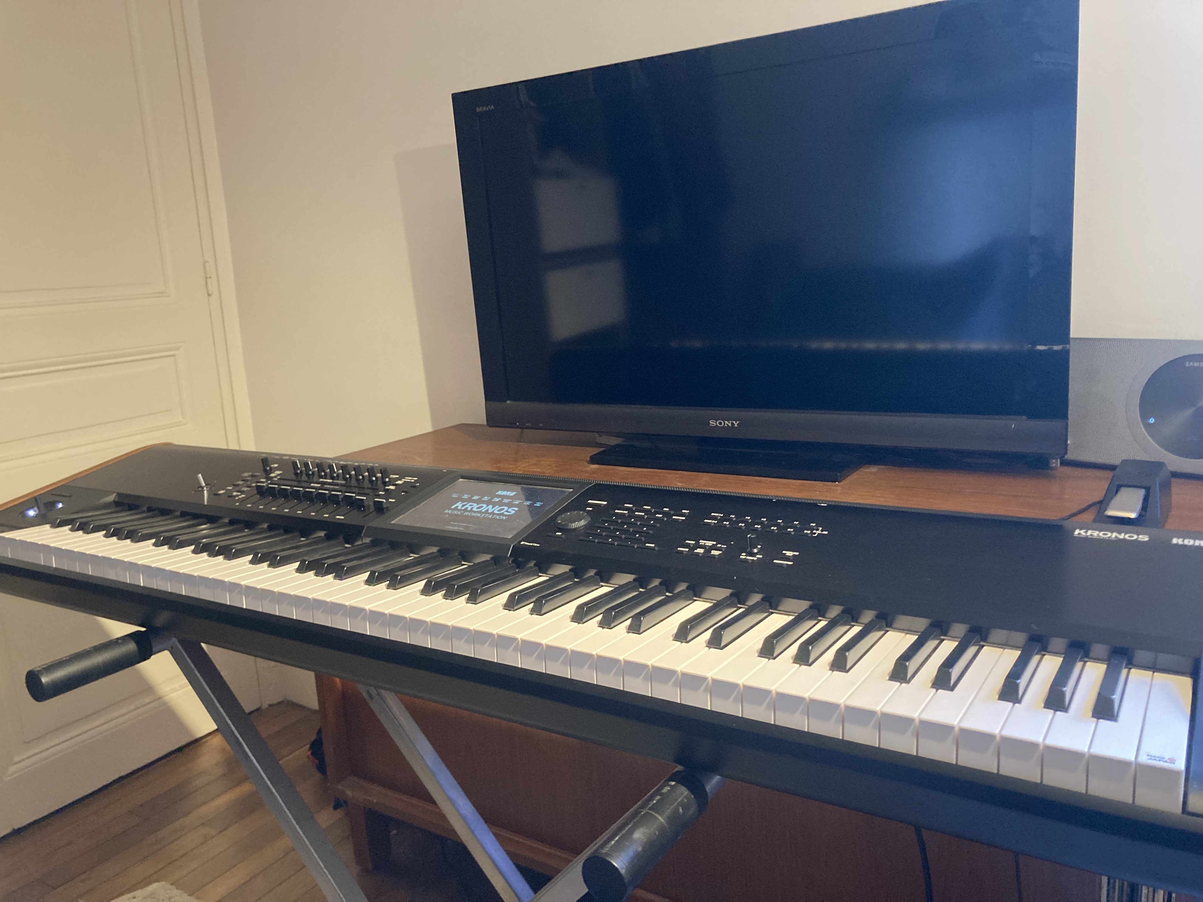 KORG KRONOS 2 88 TOUCHES -workstation - + FLIGHT CASE + PIED RTX + PÉDALE