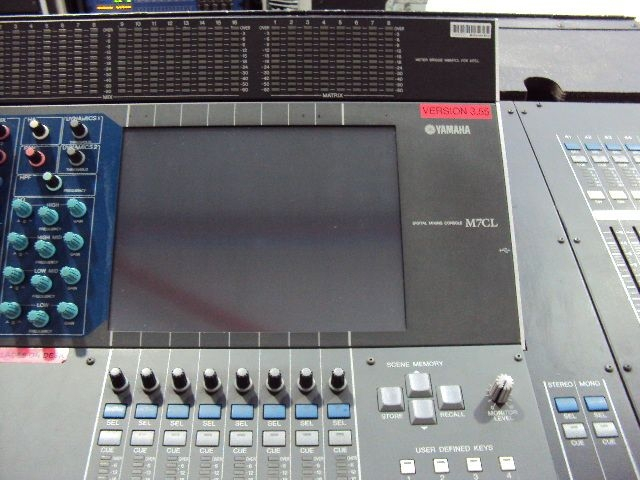 Console numérique Yamaha M7CL-48 avec flight-case et alimentation redondante