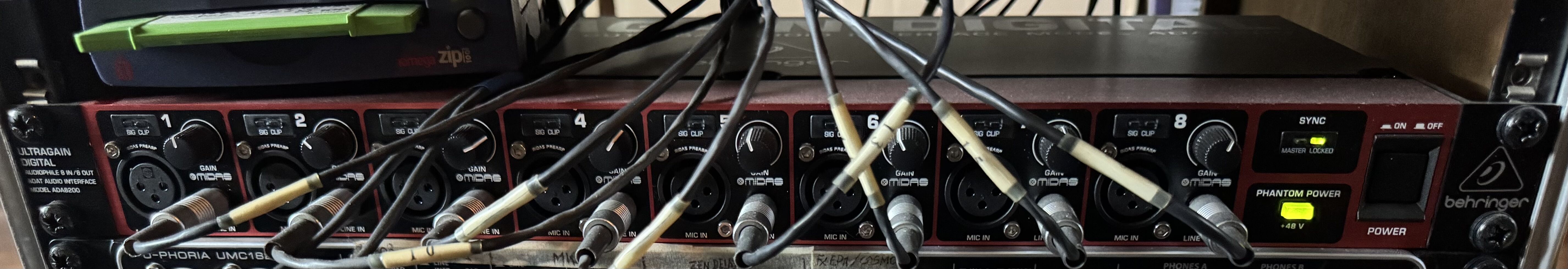 BEHRINGER  ULTRAGAIN DIGITAL ADA8200