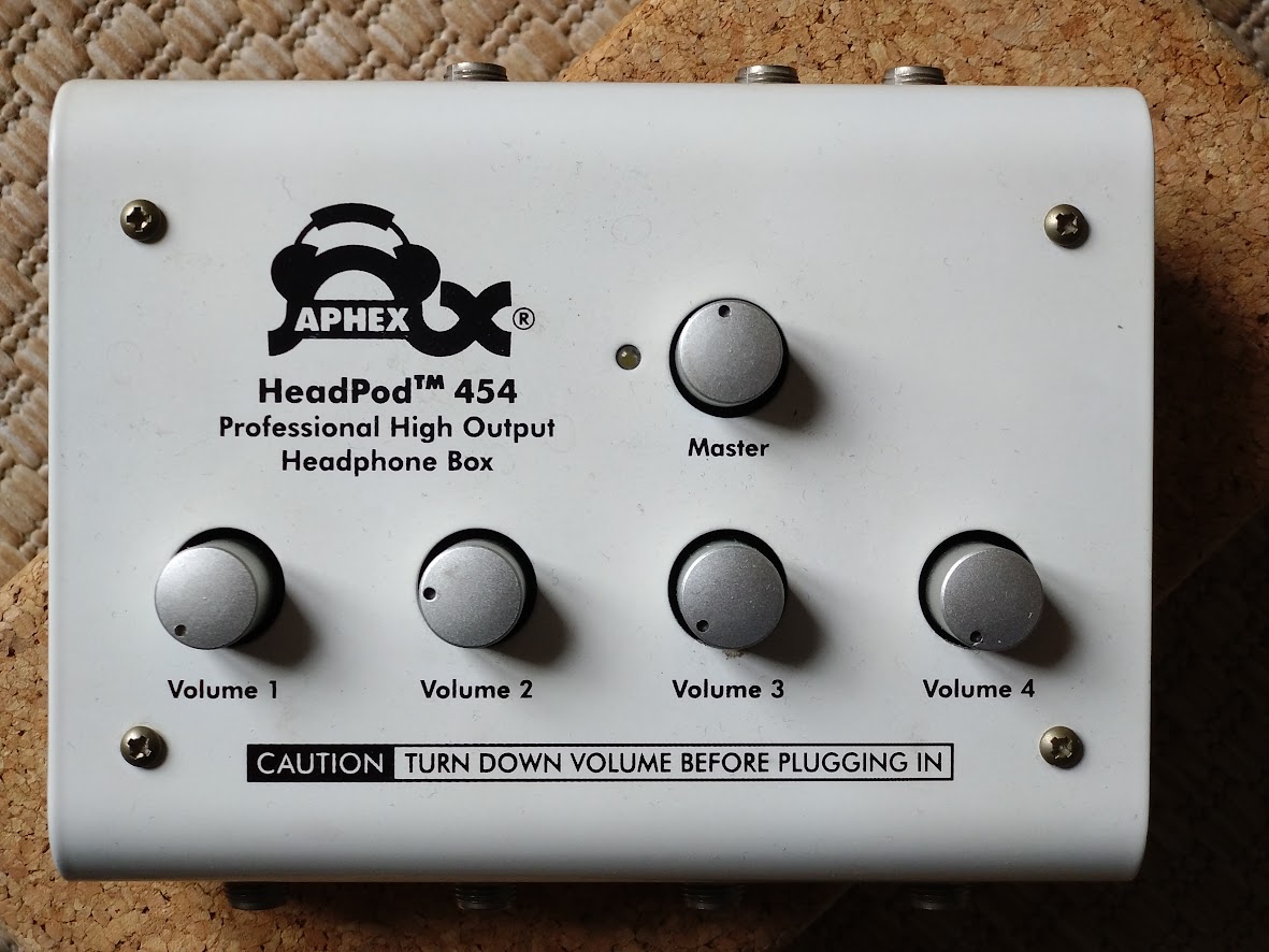 Vends ampli monitoring pour quatre casques avec son alimentation.