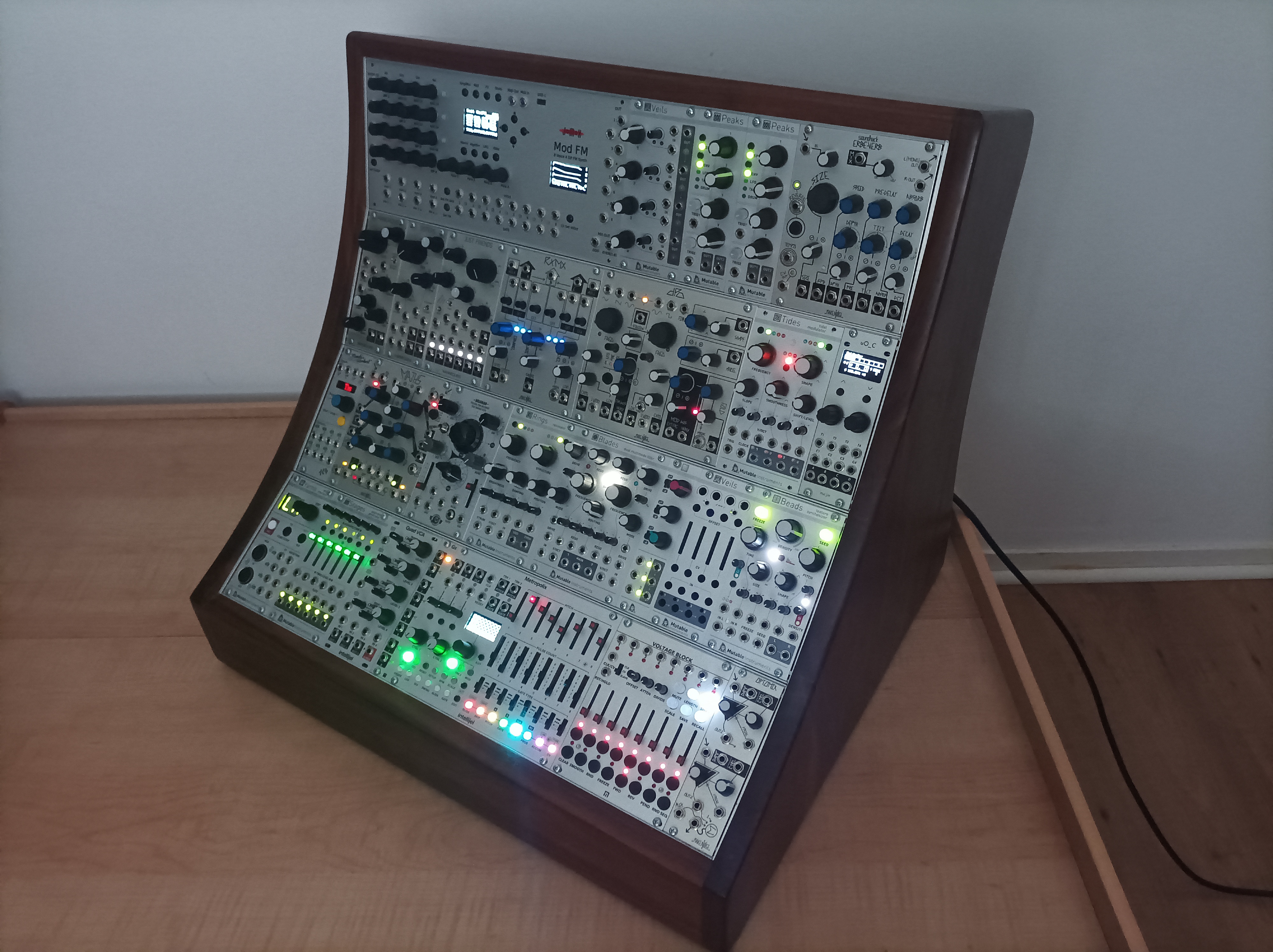 Vends Case Synthraks 12U 104hp Noyer, avec Alim Trogotronic M15