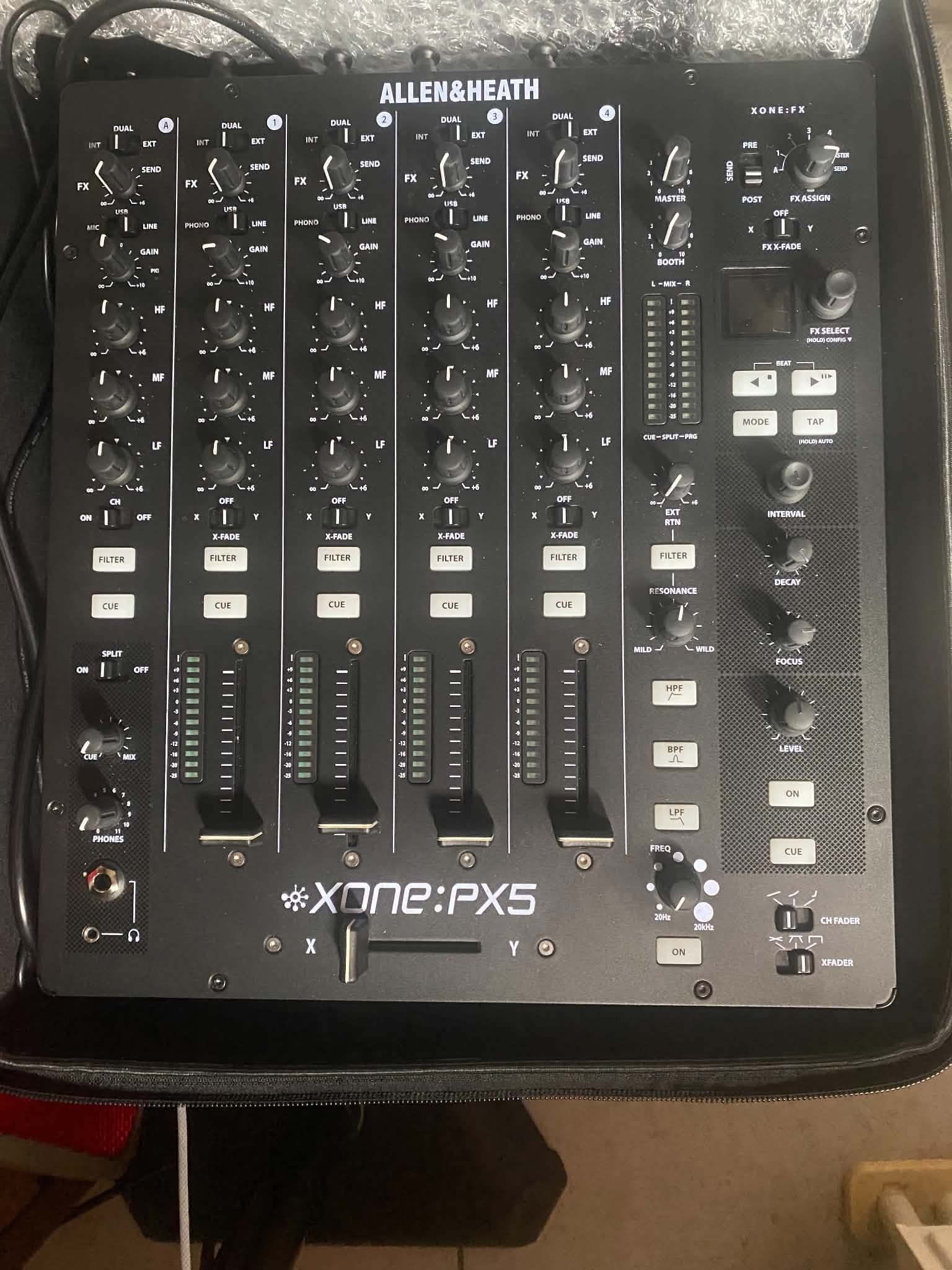 Xone Px5 récente et comme neuve (+ Housse de transport)