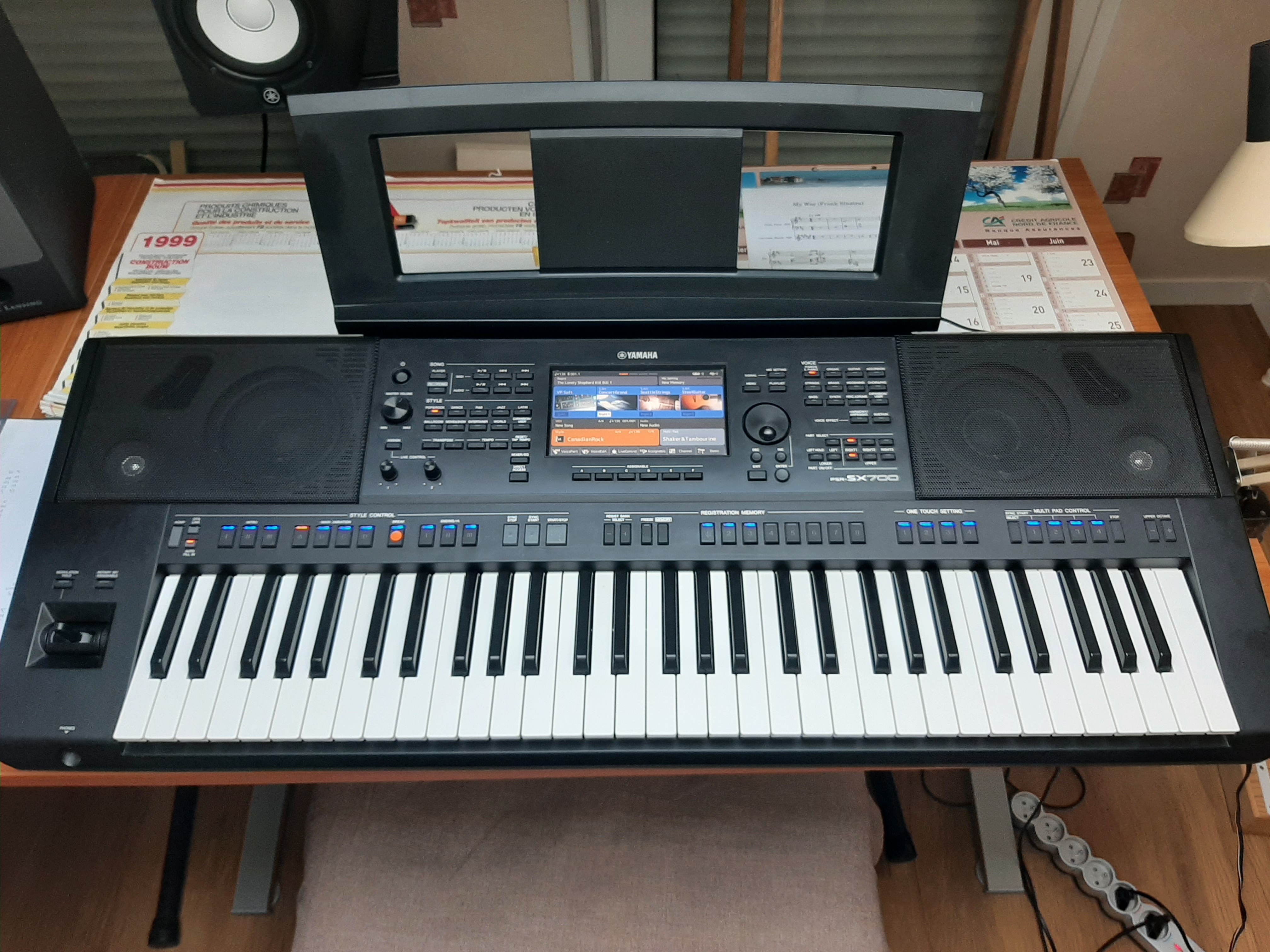 Yamaha PSR-SX700 – Excellent état – Housse Yamaha – Port USB Device réparé