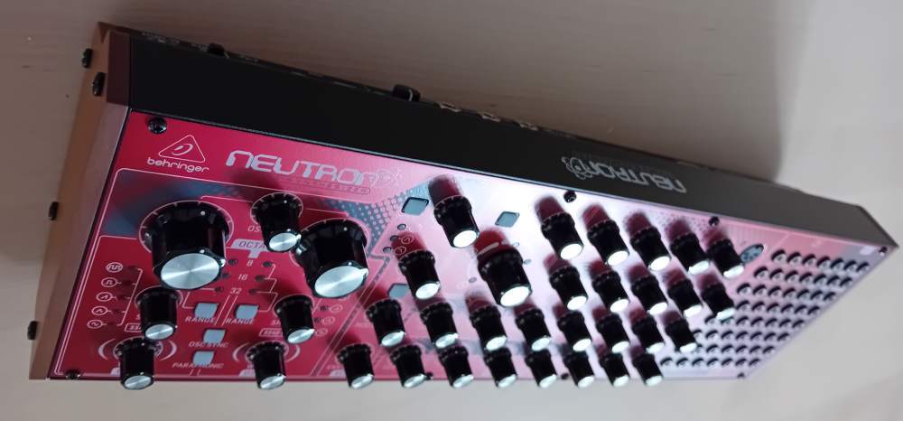 Behringer Neutron (86878)