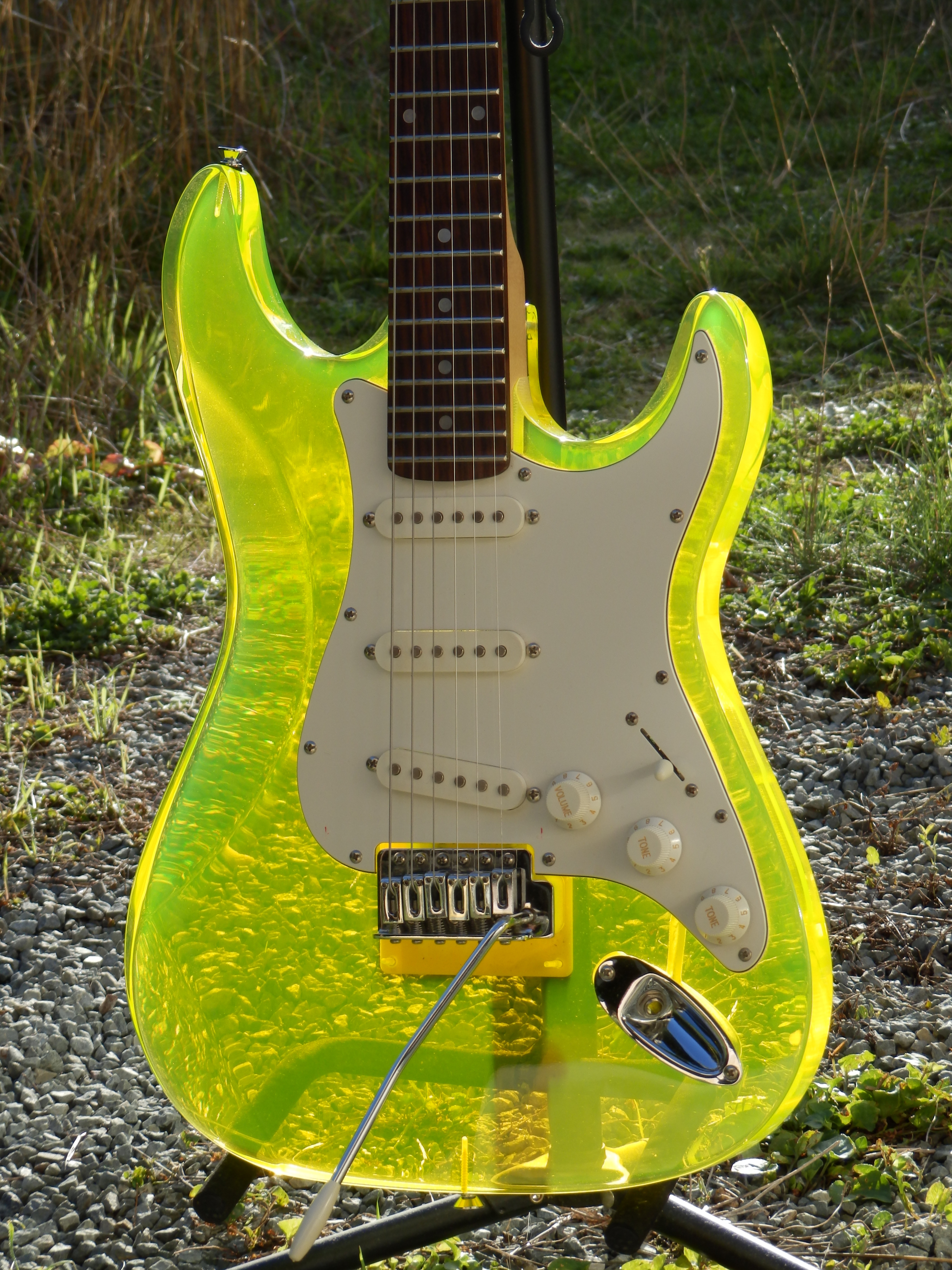 Guitar Wesley style "Stratocaster" + câble Fender, housse, sangle et Pikaso