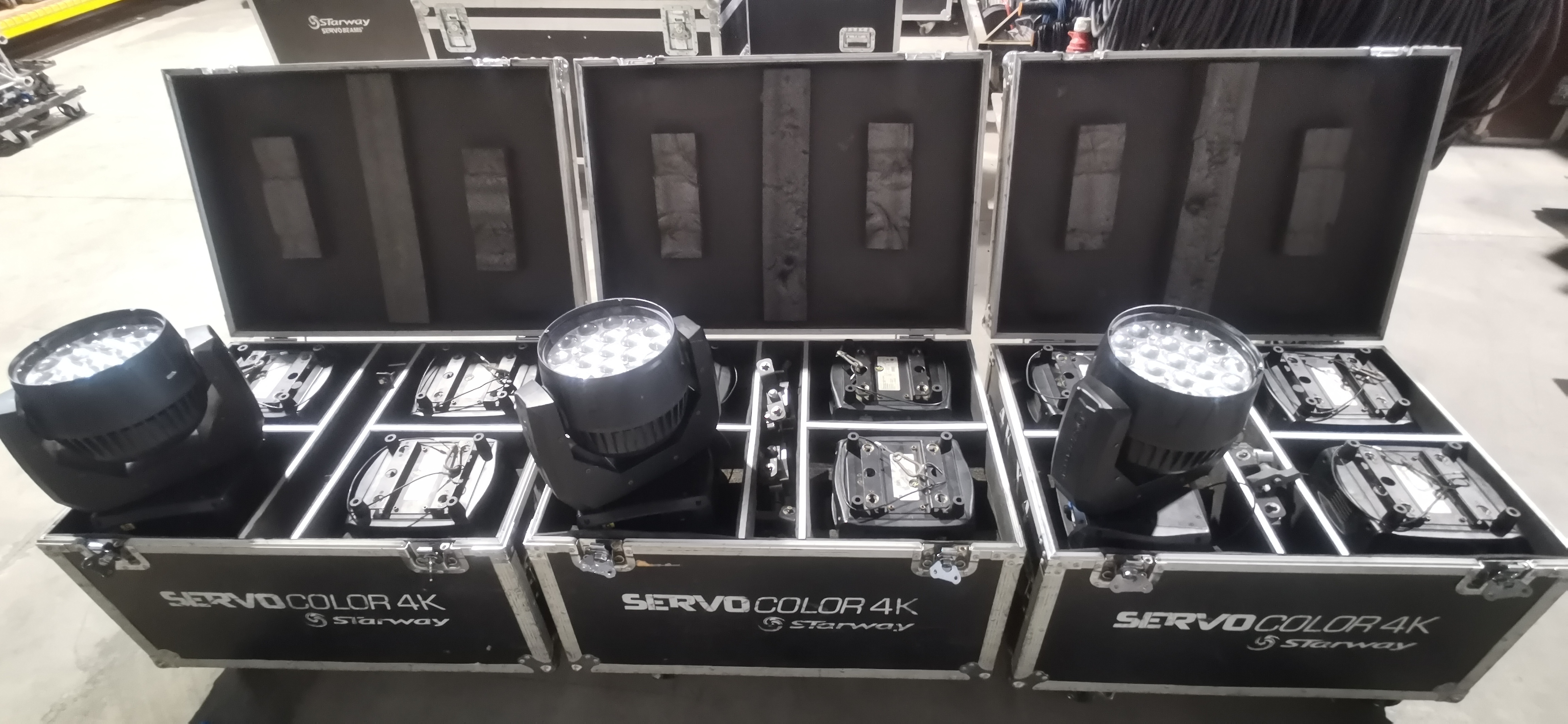 Vend : 4 Lyres Wash STARWAY Servo Color 4K avec Flight Case.
